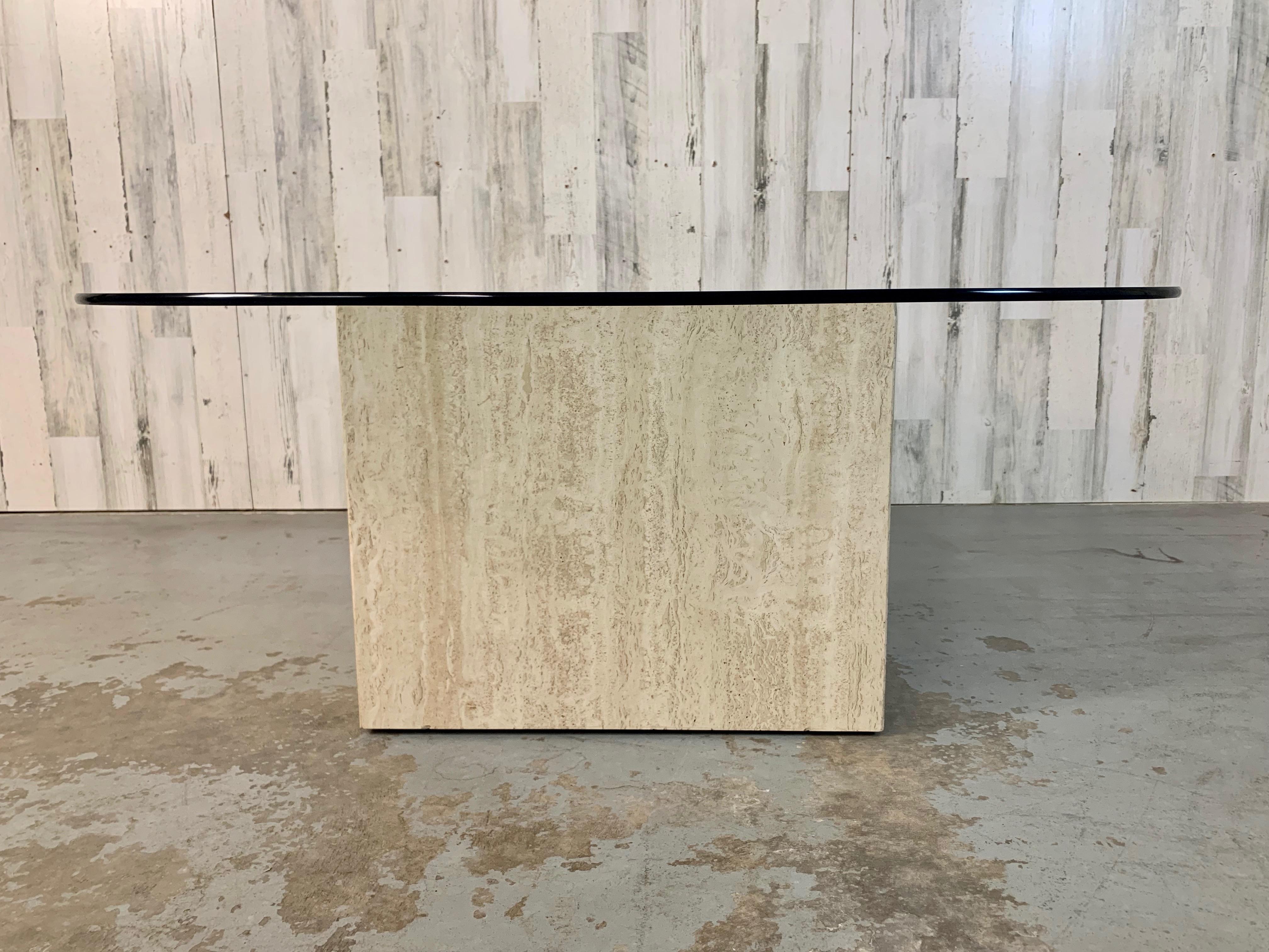 Moderne Table basse cubique en travertin en vente
