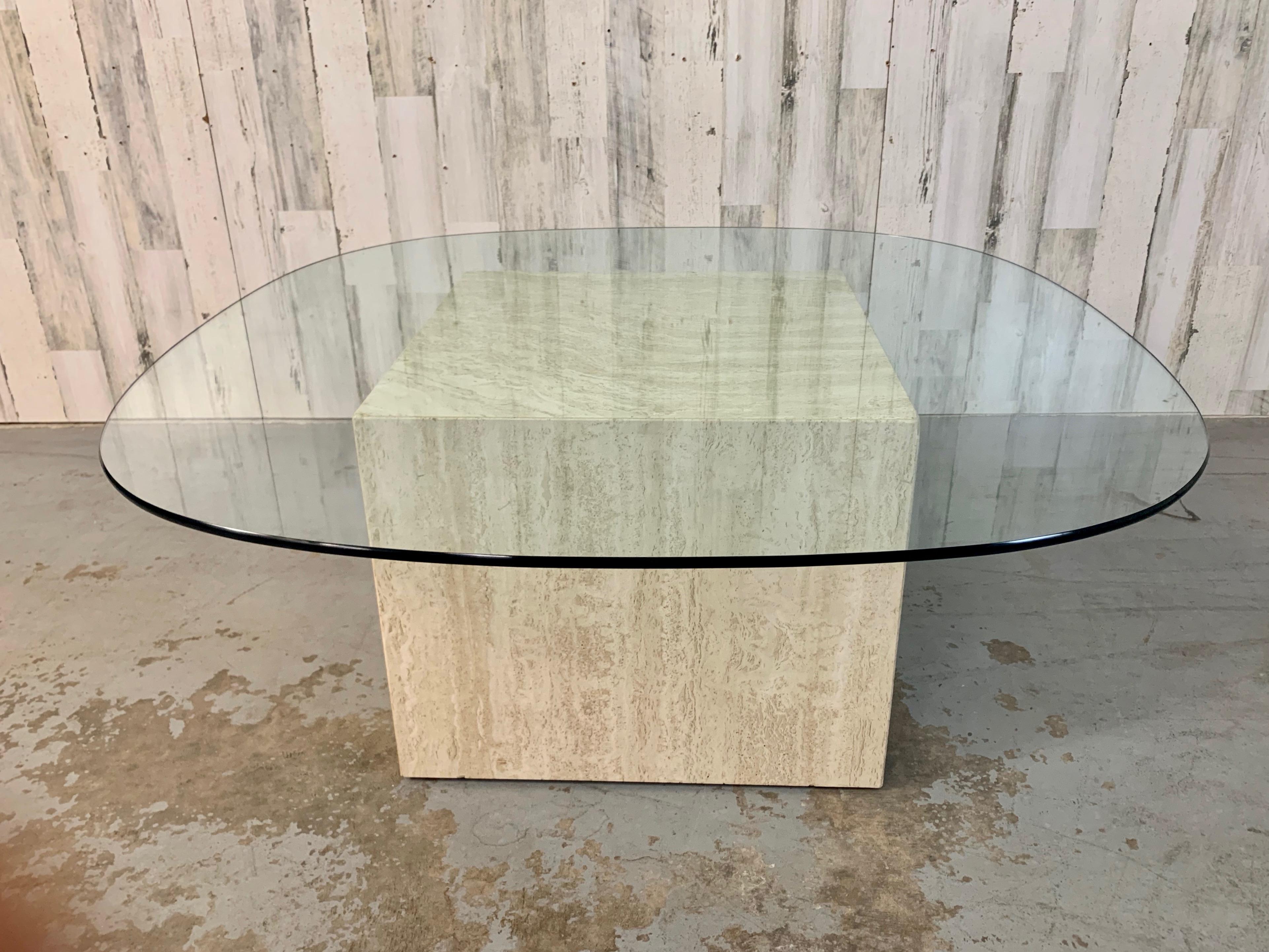 italien Table basse cubique en travertin en vente