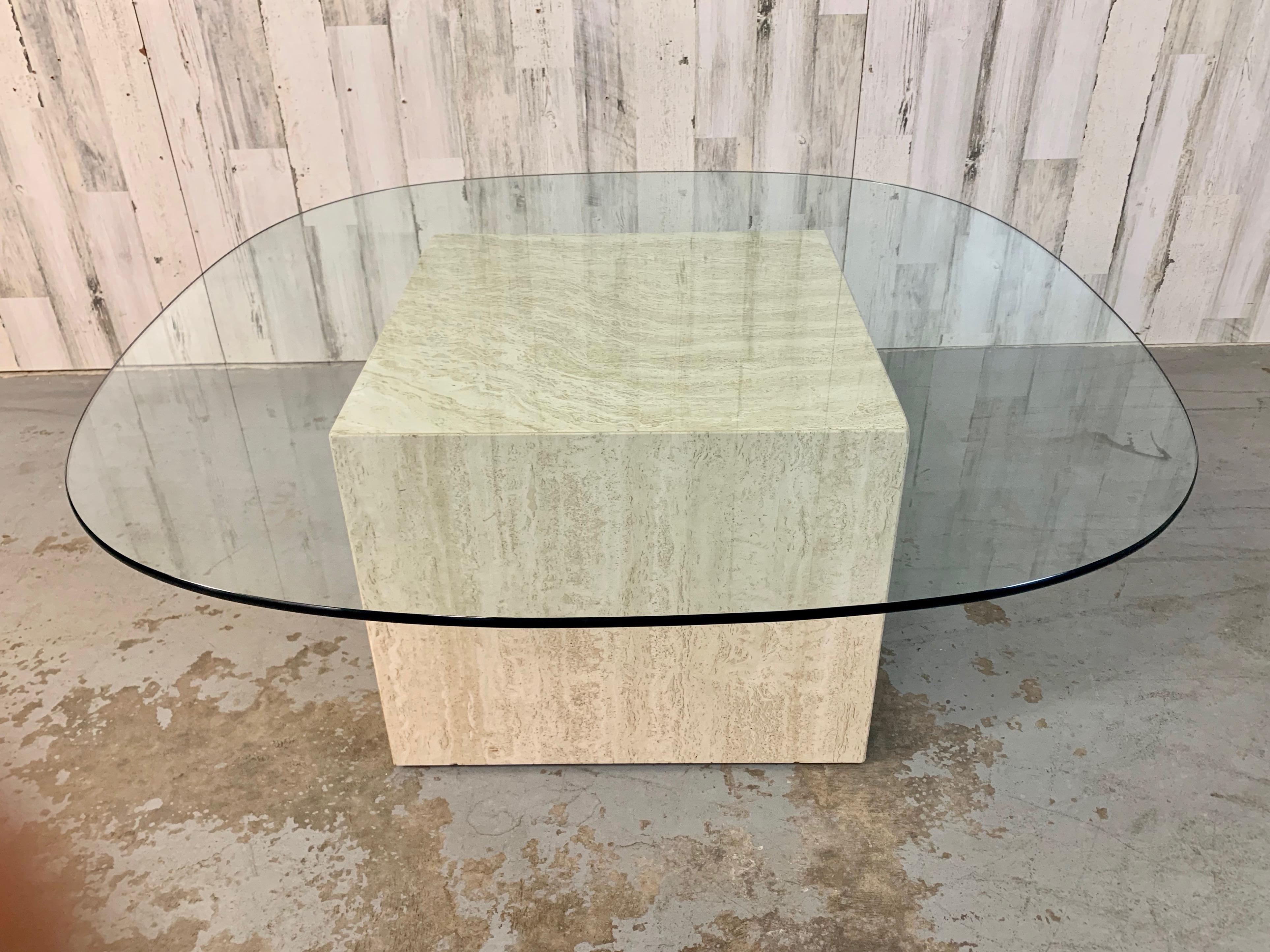Table basse cubique en travertin Bon état - En vente à Denton, TX