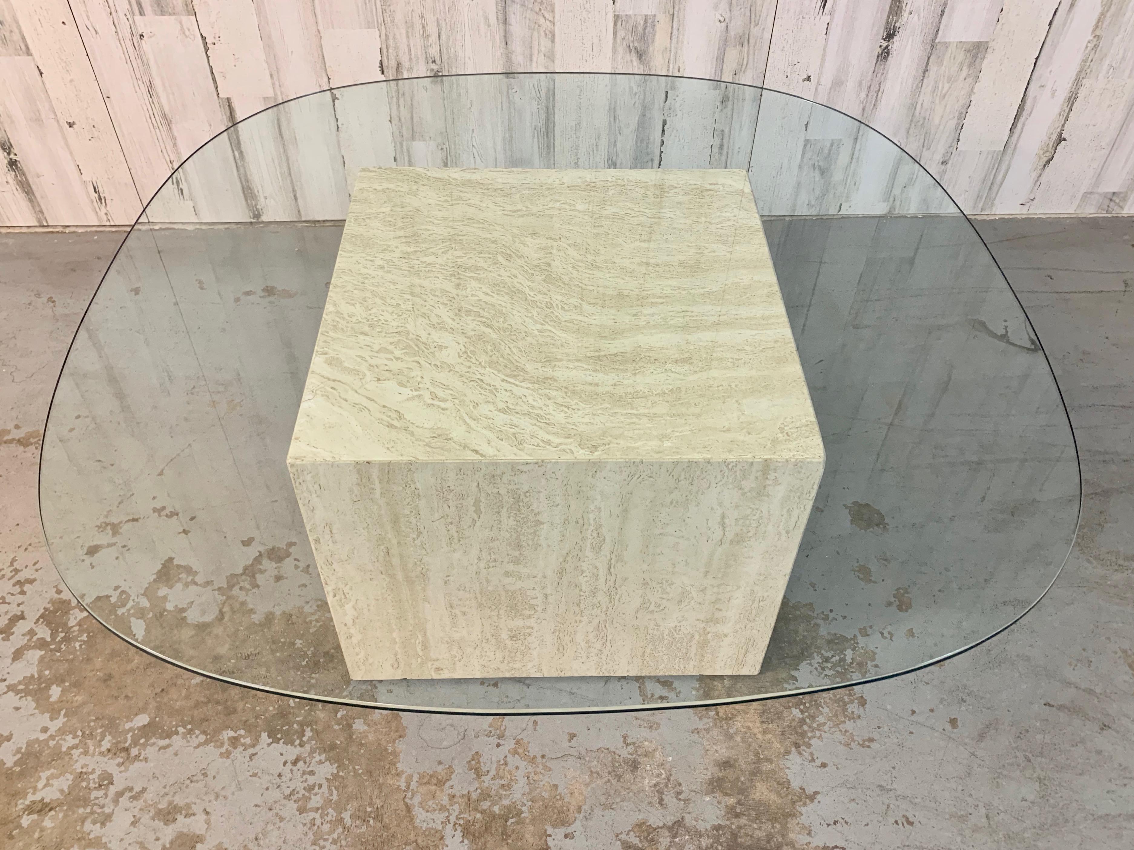 20ième siècle Table basse cubique en travertin en vente