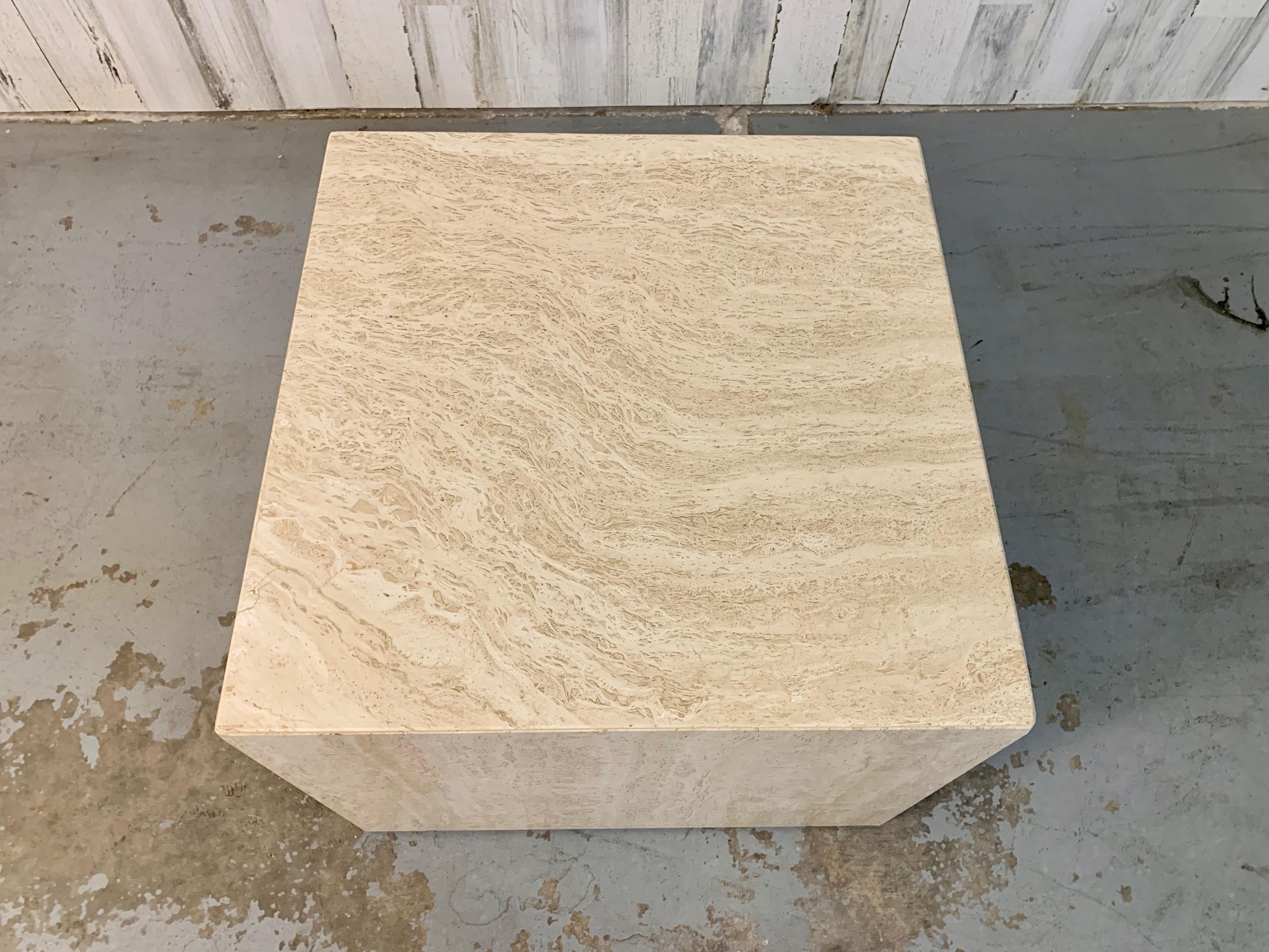 Table basse cubique en travertin en vente 2
