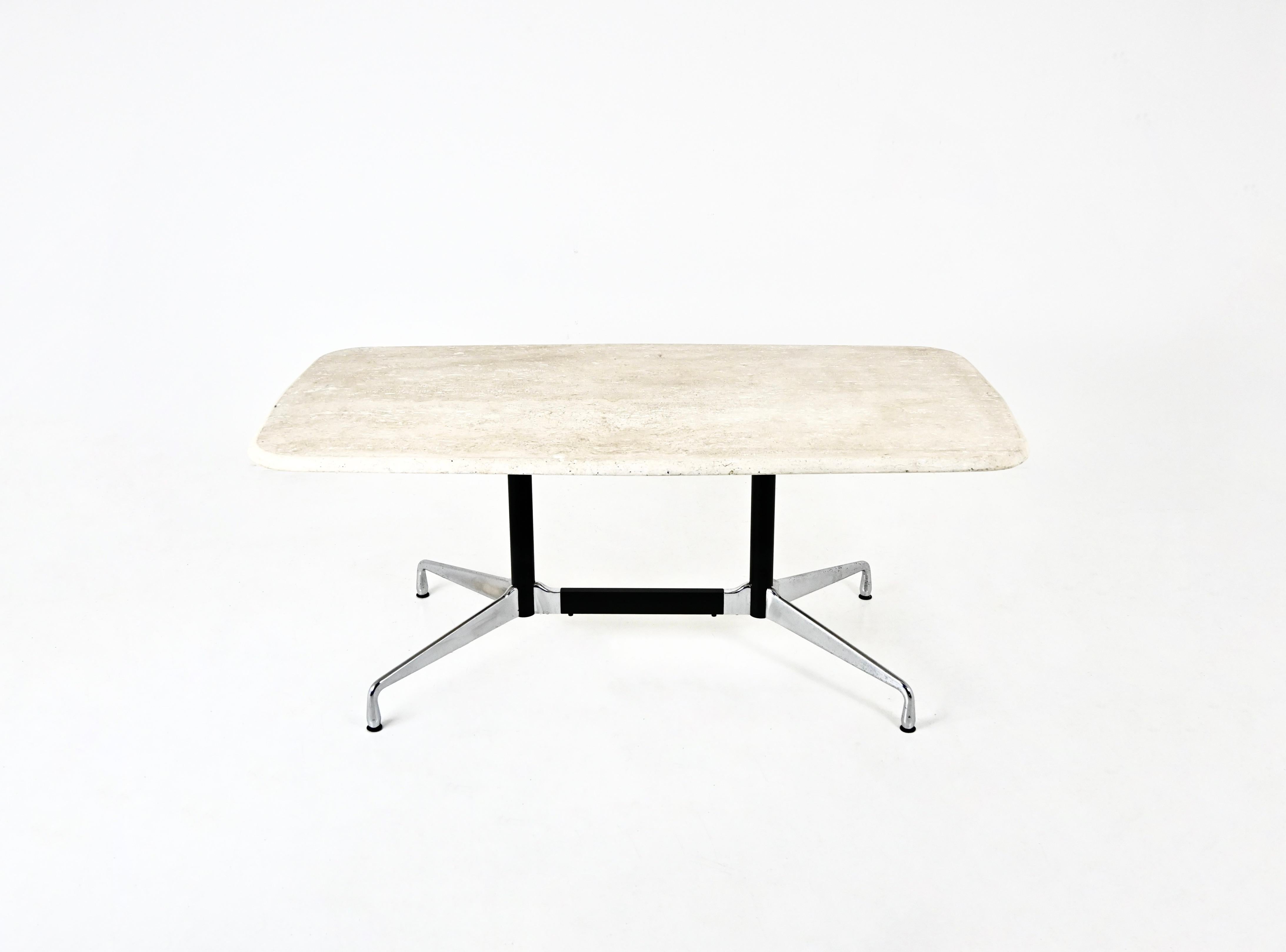 Table de salle à manger avec plateau en travertin et pied en métal de Charles & Ray Eames. Estampillé sur la jambe. Usure due au temps et à l'âge de la table.
POUR L'EXPÉDITION, NOUS CONSULTER POUR OBTENIR LE MEILLEUR PRIX
