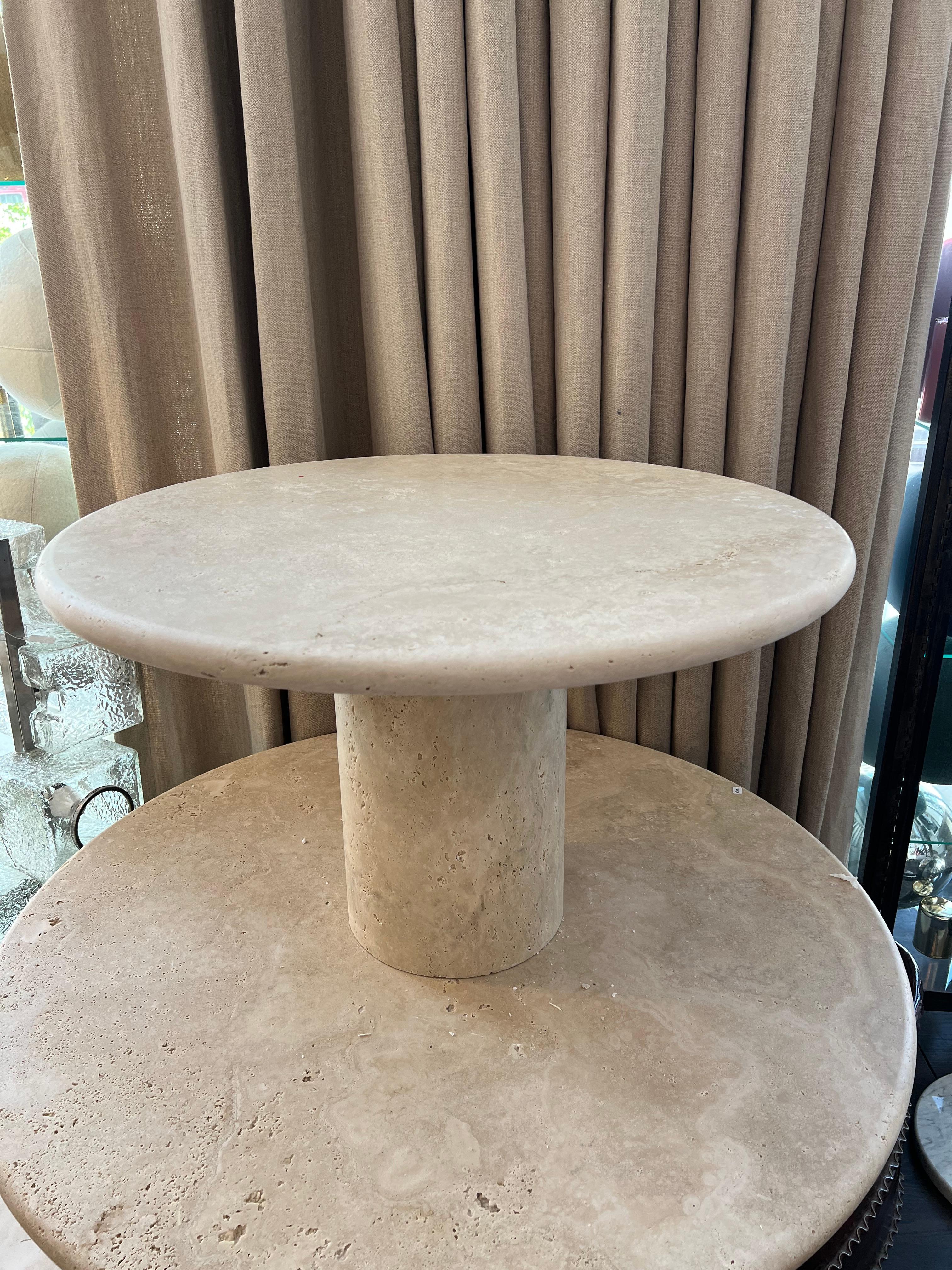 Table basse ronde en travertin romain conçue par Le Lampade
Disponible dès maintenant. Cette table peut être totalement personnalisée. 
Fabriqué à la main en Italie avec du travertin italien.