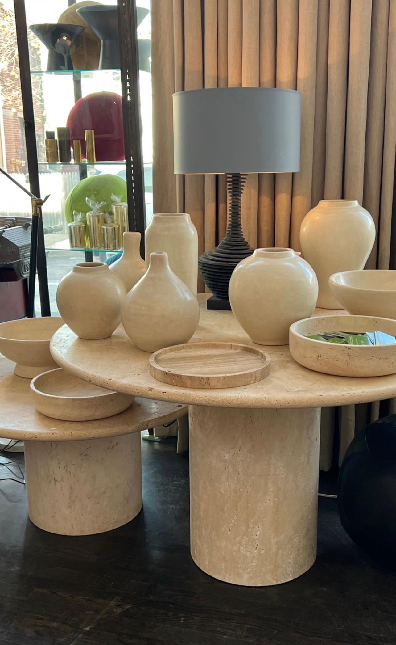 Fait main Table de salle à manger en travertin par Le Lampade NY en vente