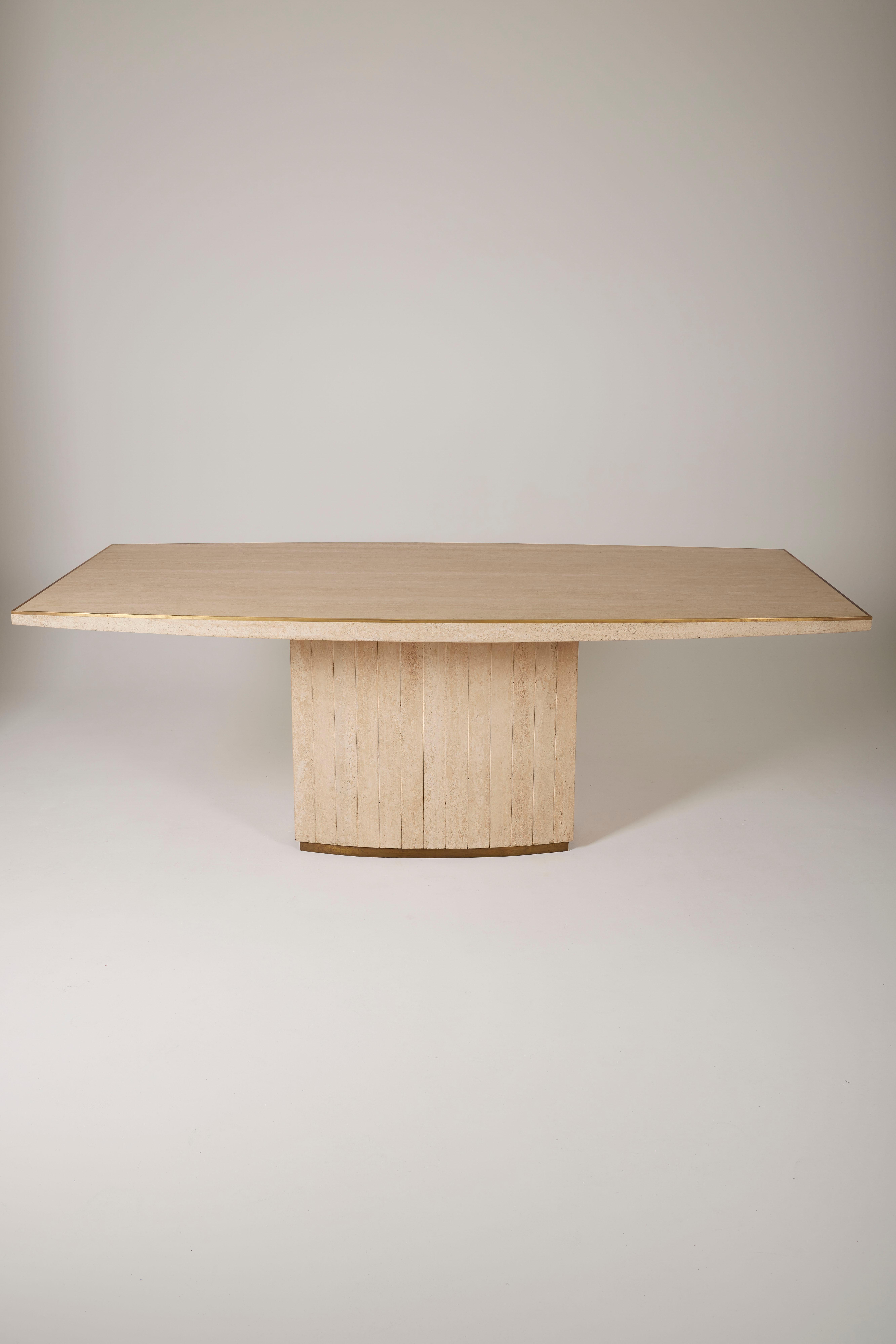 Travertine dining table by designer Willy Rizzo for Jean Charles, 1980s. Large tabletop with a brass border resting on its pedestal. Very good overall condition.
LP2086
