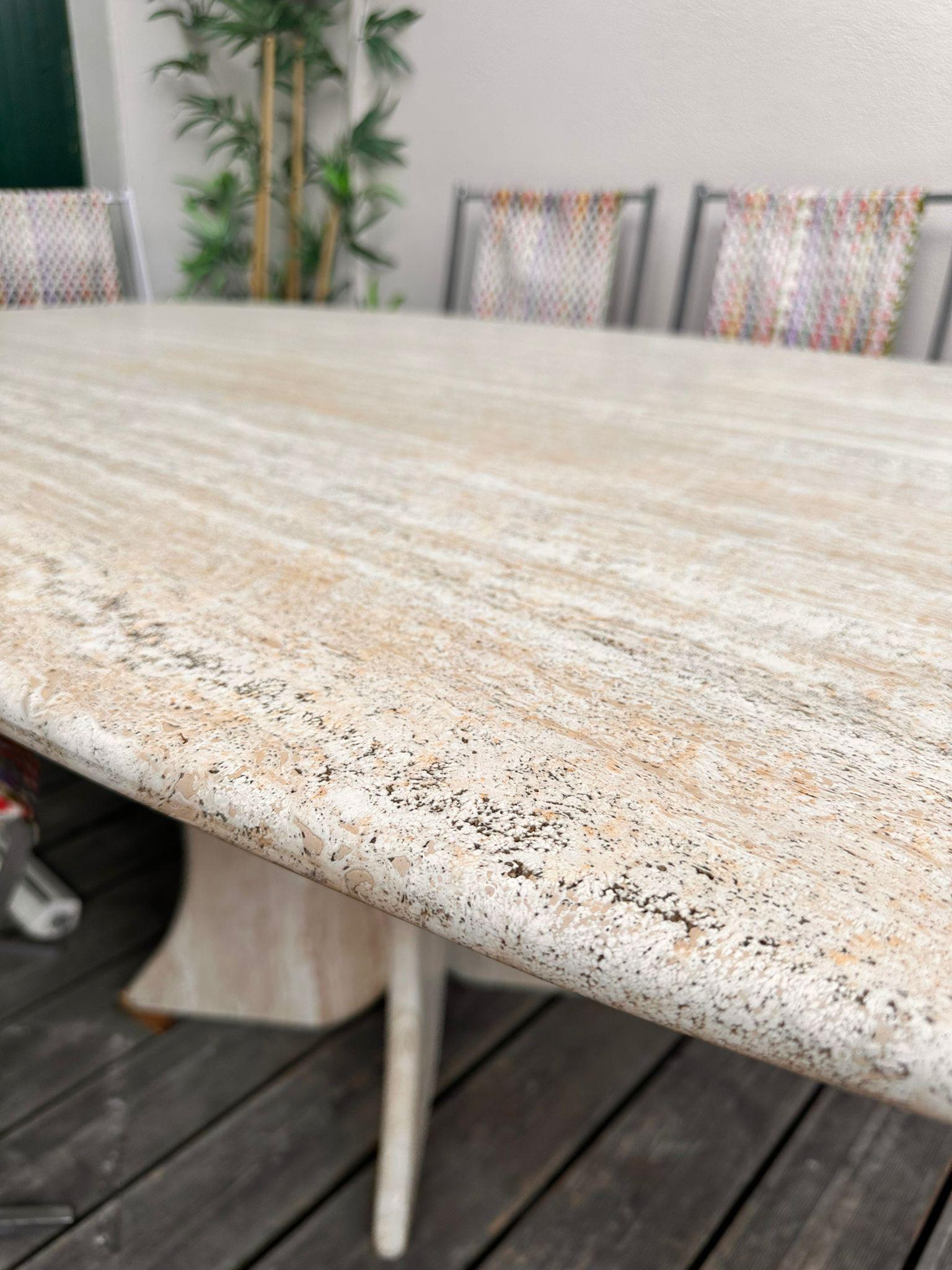 Travertine dining table  In Good Condition In Isle Sur Sorgue, FR