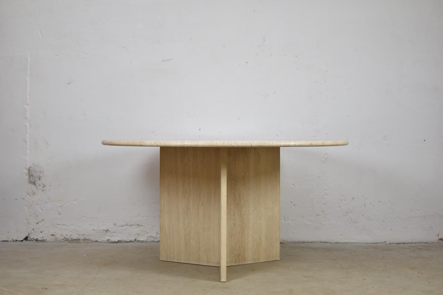 Lovely dining table from Italy, 1960s. This table is made out of solid travertine and got polished corners. Very good original condition! In the manner of Angelo Mangiarotti.