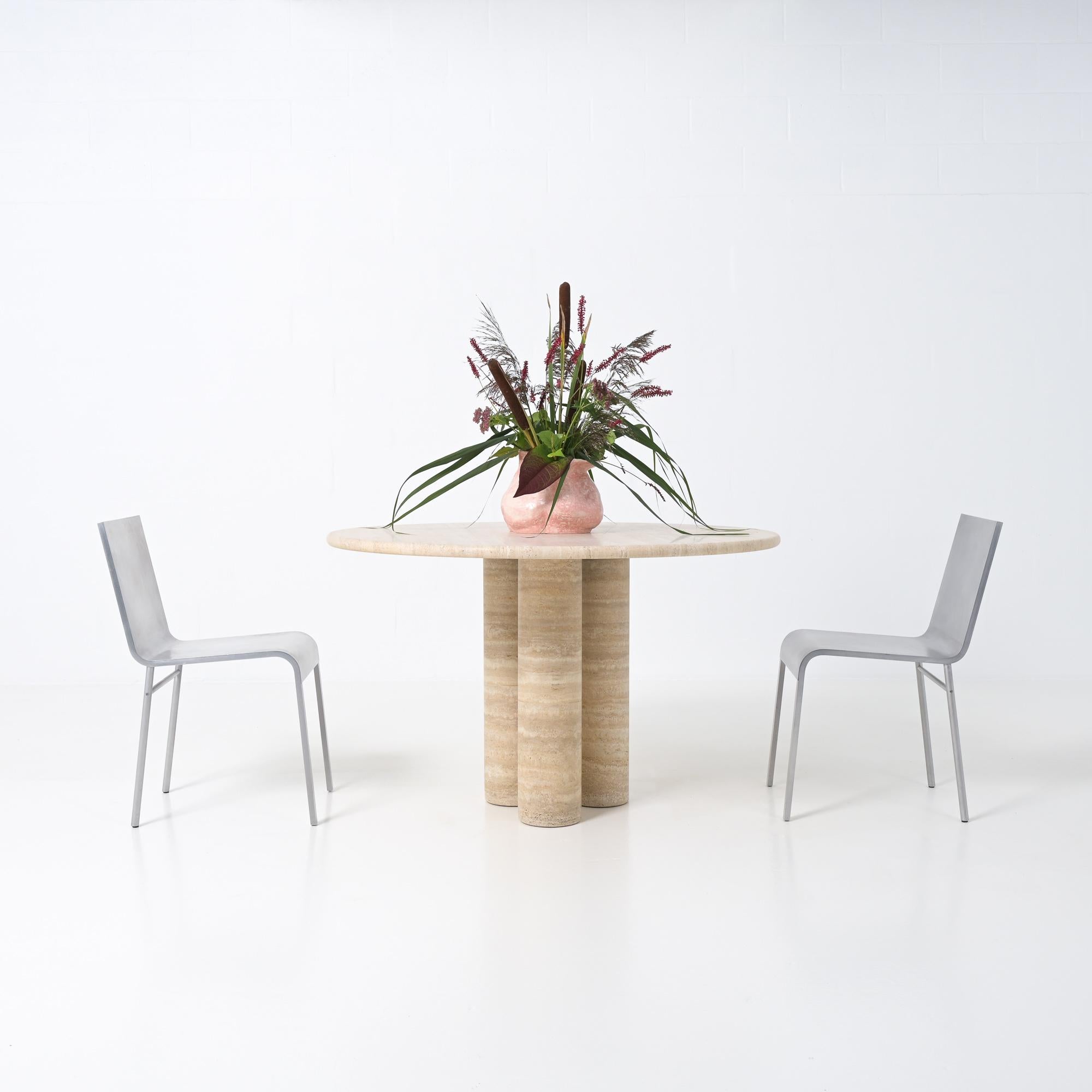 Cette table de salle à manger ronde unique a été conçue par Mario Bellini pour Cassina, un design italien des années 1970. Mario Bellini (1935) est un designer et architecte italien. Pour concevoir la table à manger 