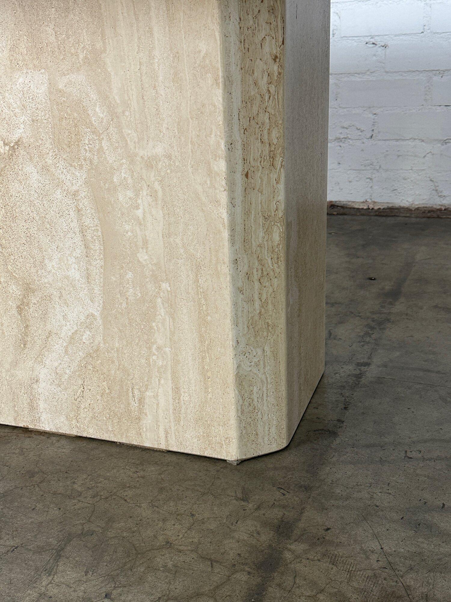 Travertine dining table with rounded edges In Good Condition For Sale In Los Angeles, CA