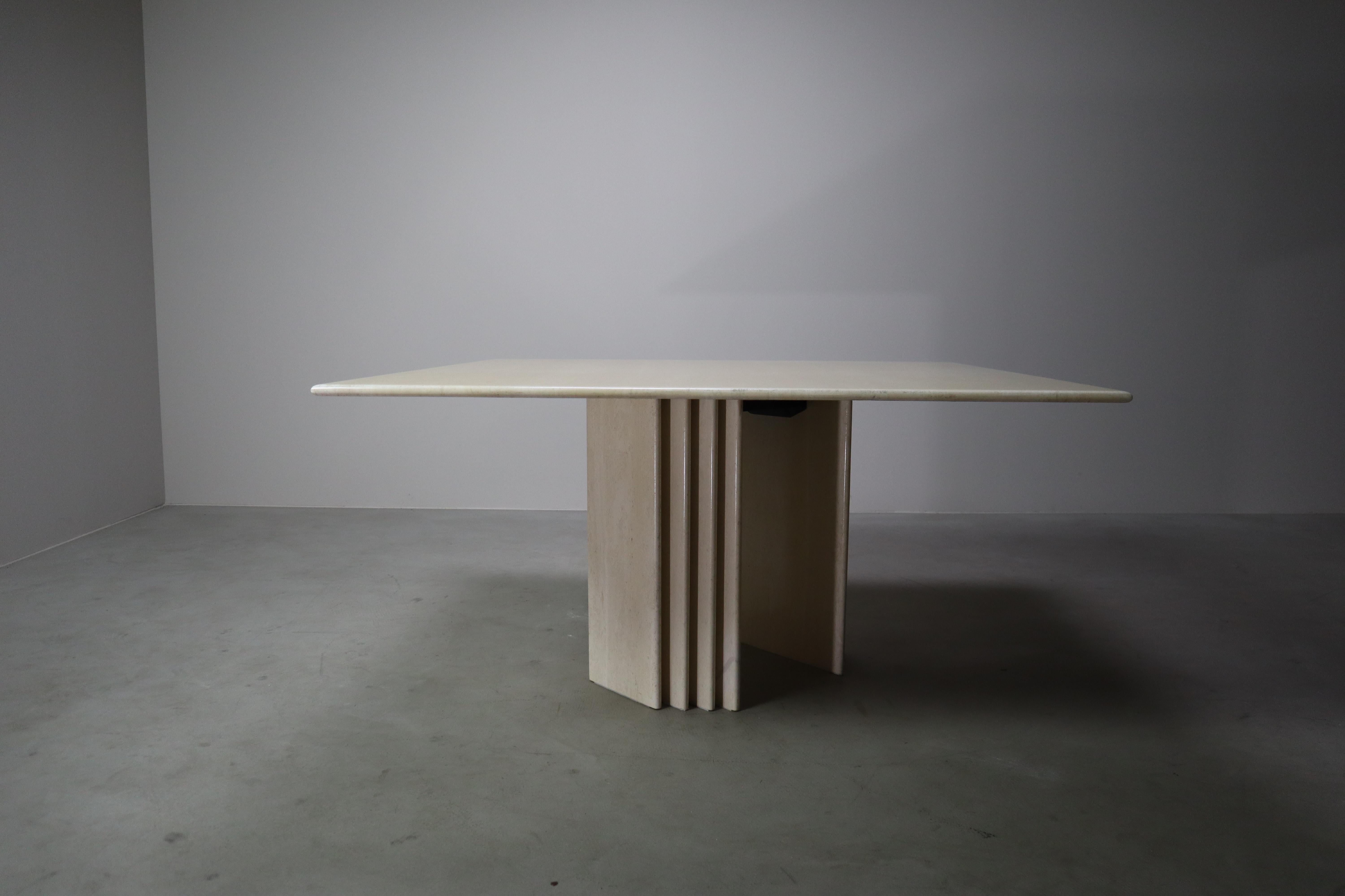 Mesa de comedor de travertino con base escultural, Italia, Finales de los 60 Posmoderno en venta