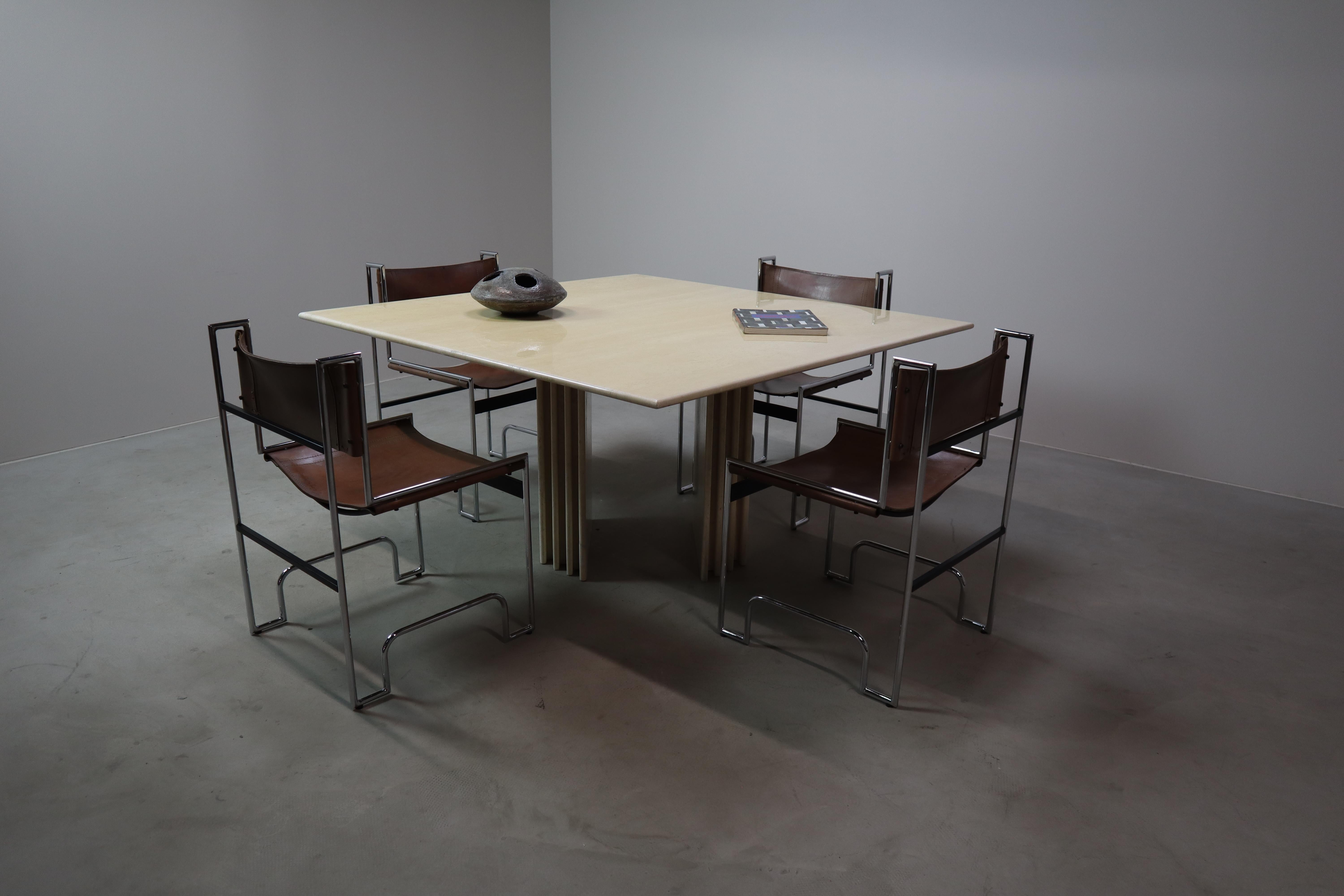 Mesa de comedor de travertino con base escultural, Italia, Finales de los 60 Italiano en venta