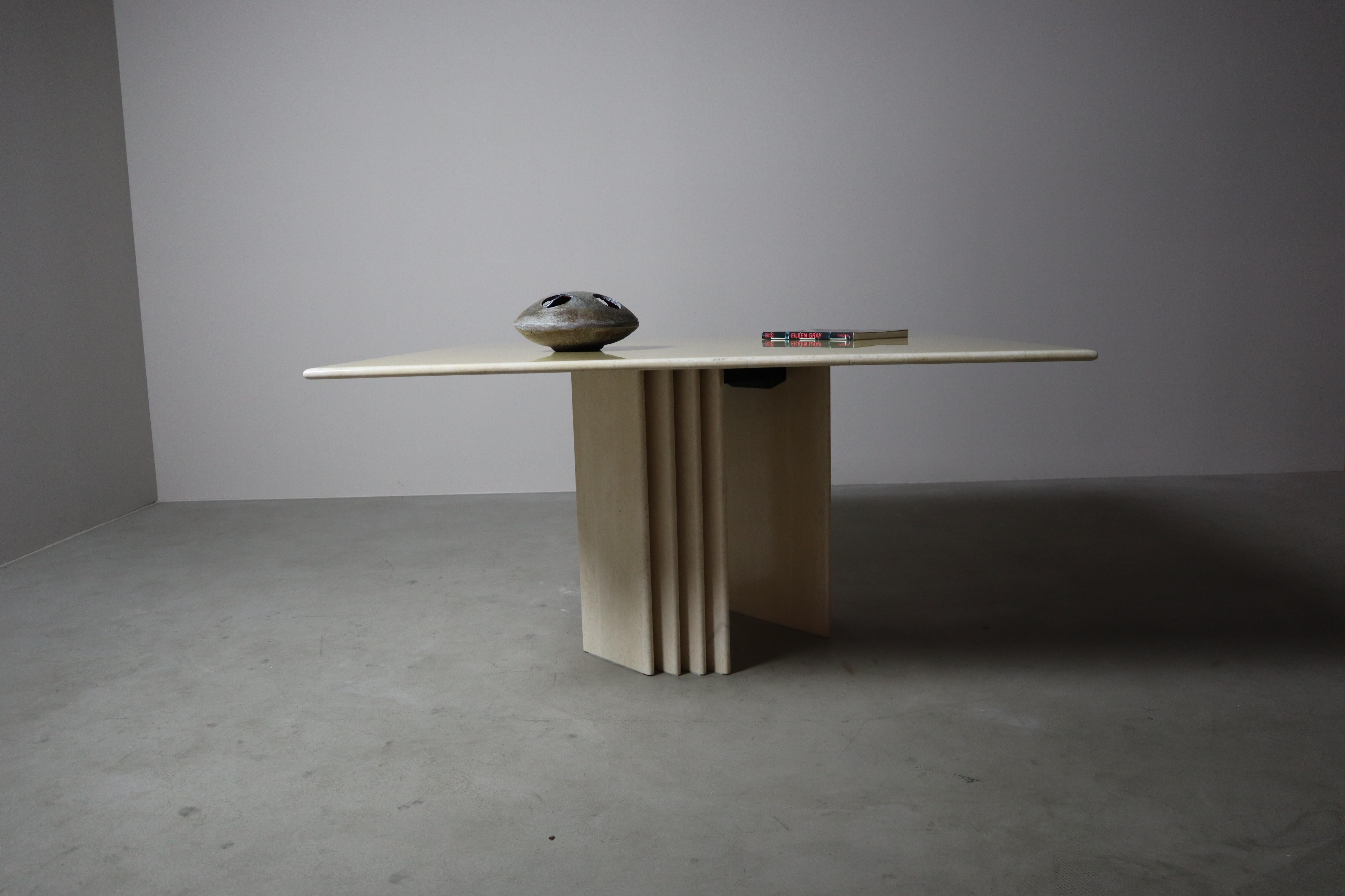 Mesa de comedor de travertino con base escultural, Italia, Finales de los 60 siglo XX en venta