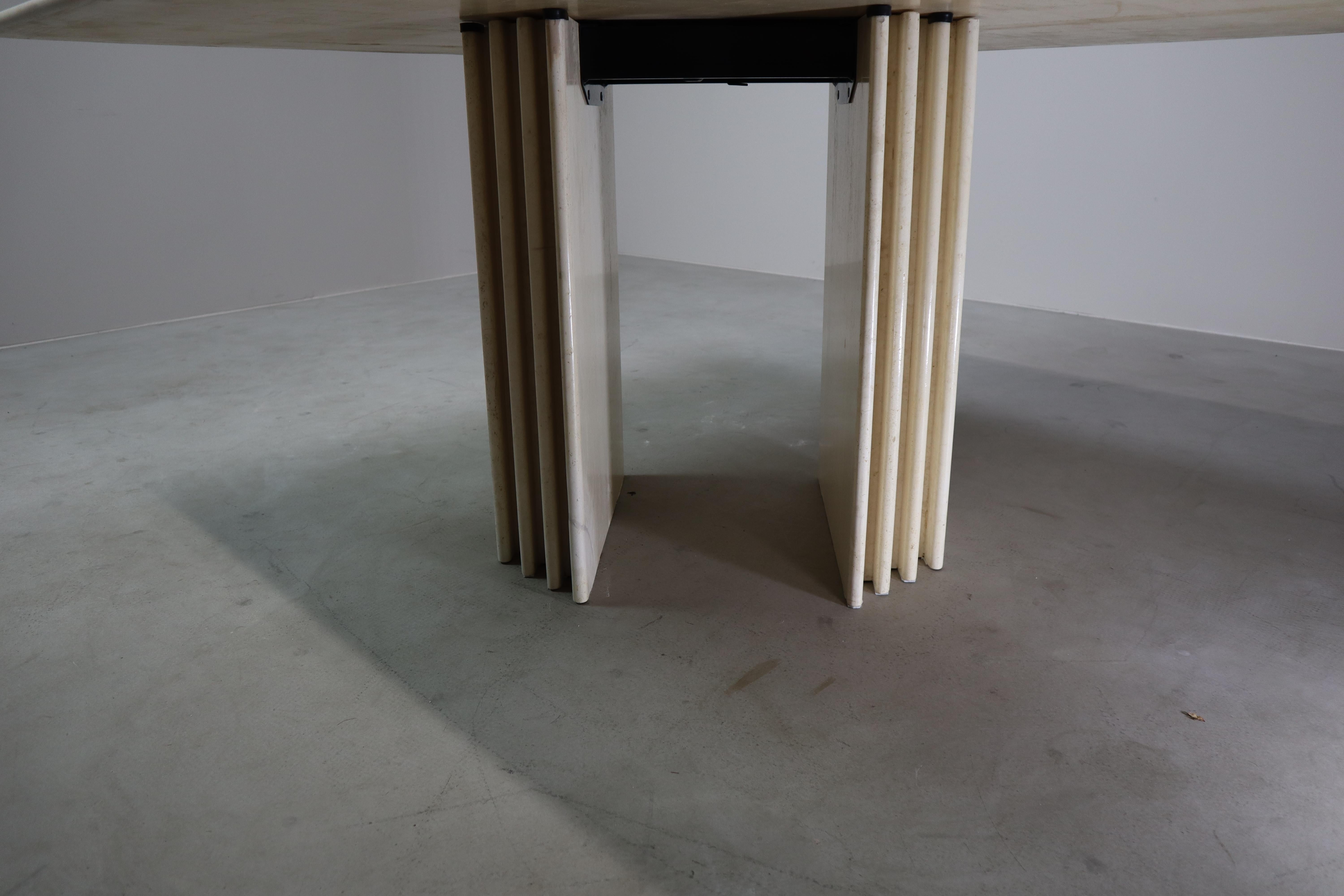 Mesa de comedor de travertino con base escultural, Italia, Finales de los 60 Metal en venta