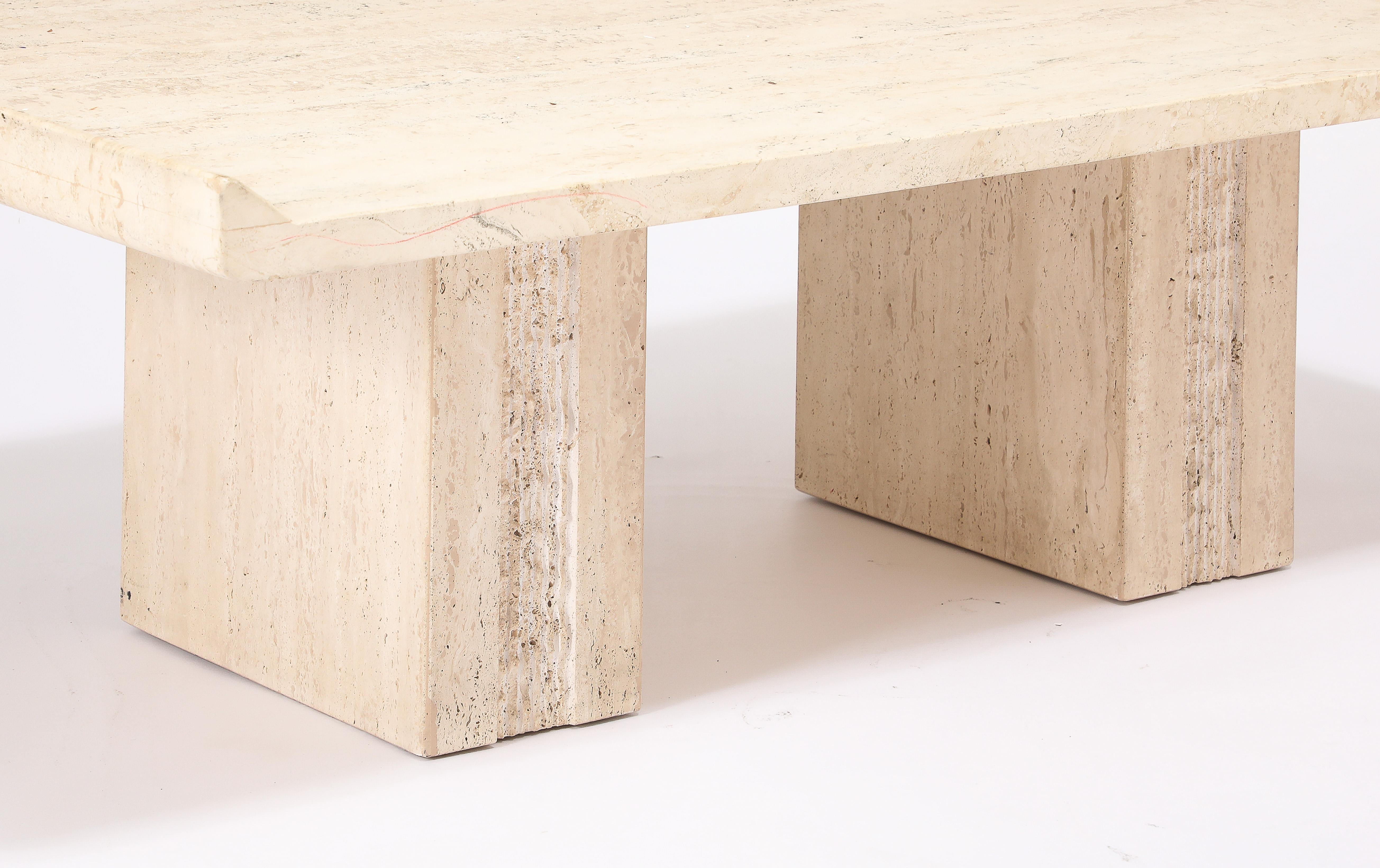 Table basse à double piédestal en travertin, France, années 1980 en vente 5