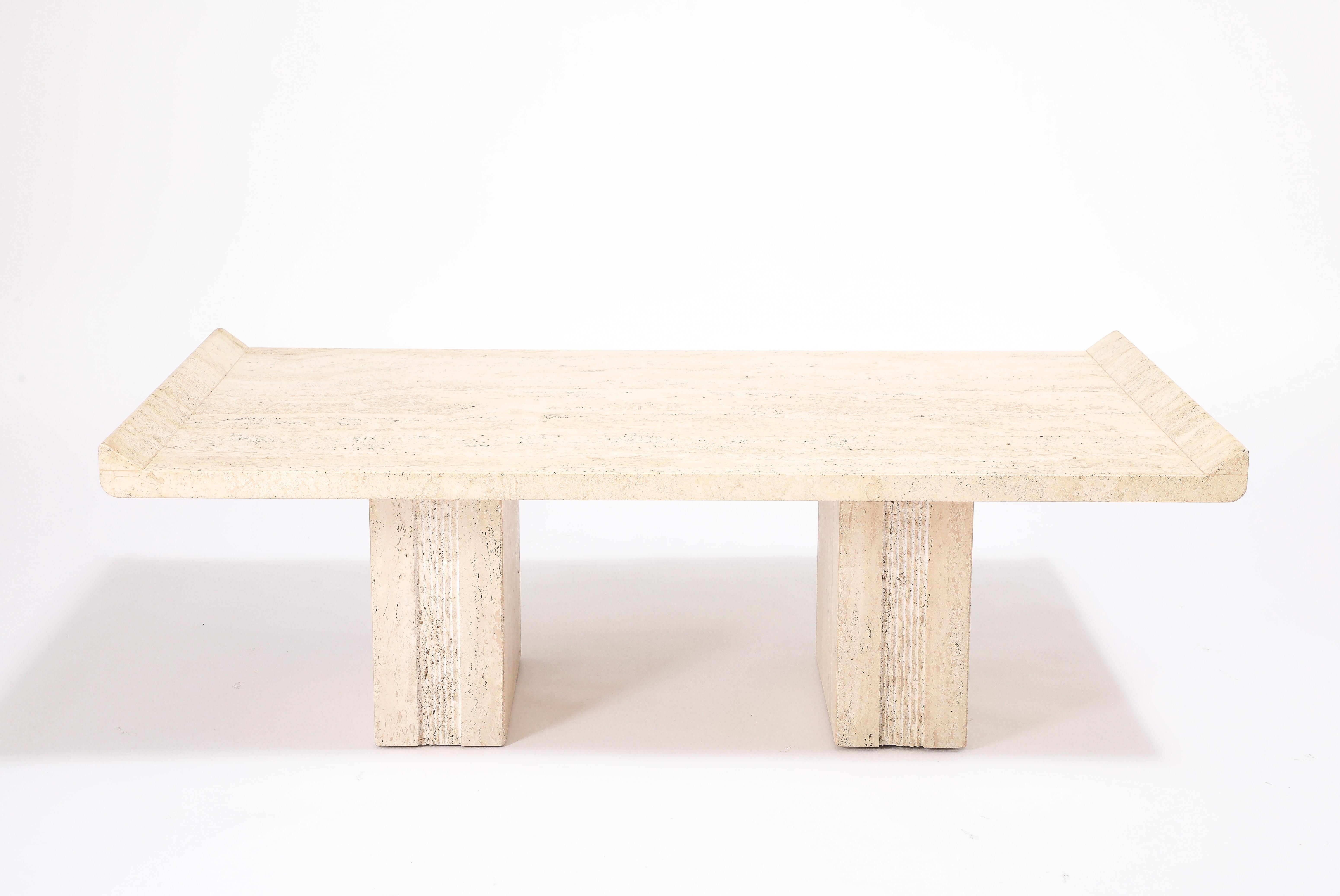 Travertin sculpté sur double piédestal avec relief rainuré