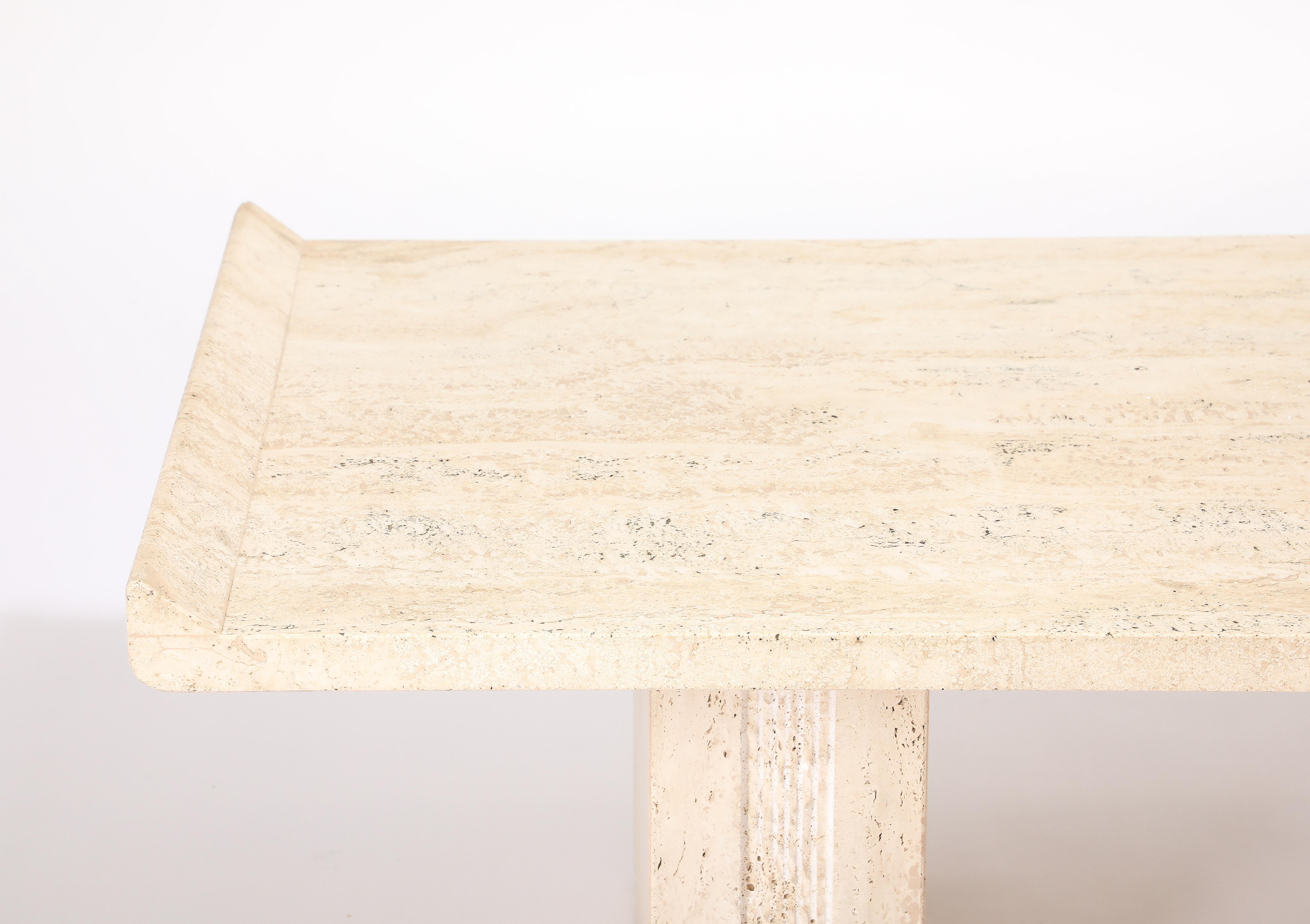 Français Table basse à double piédestal en travertin, France, années 1980 en vente