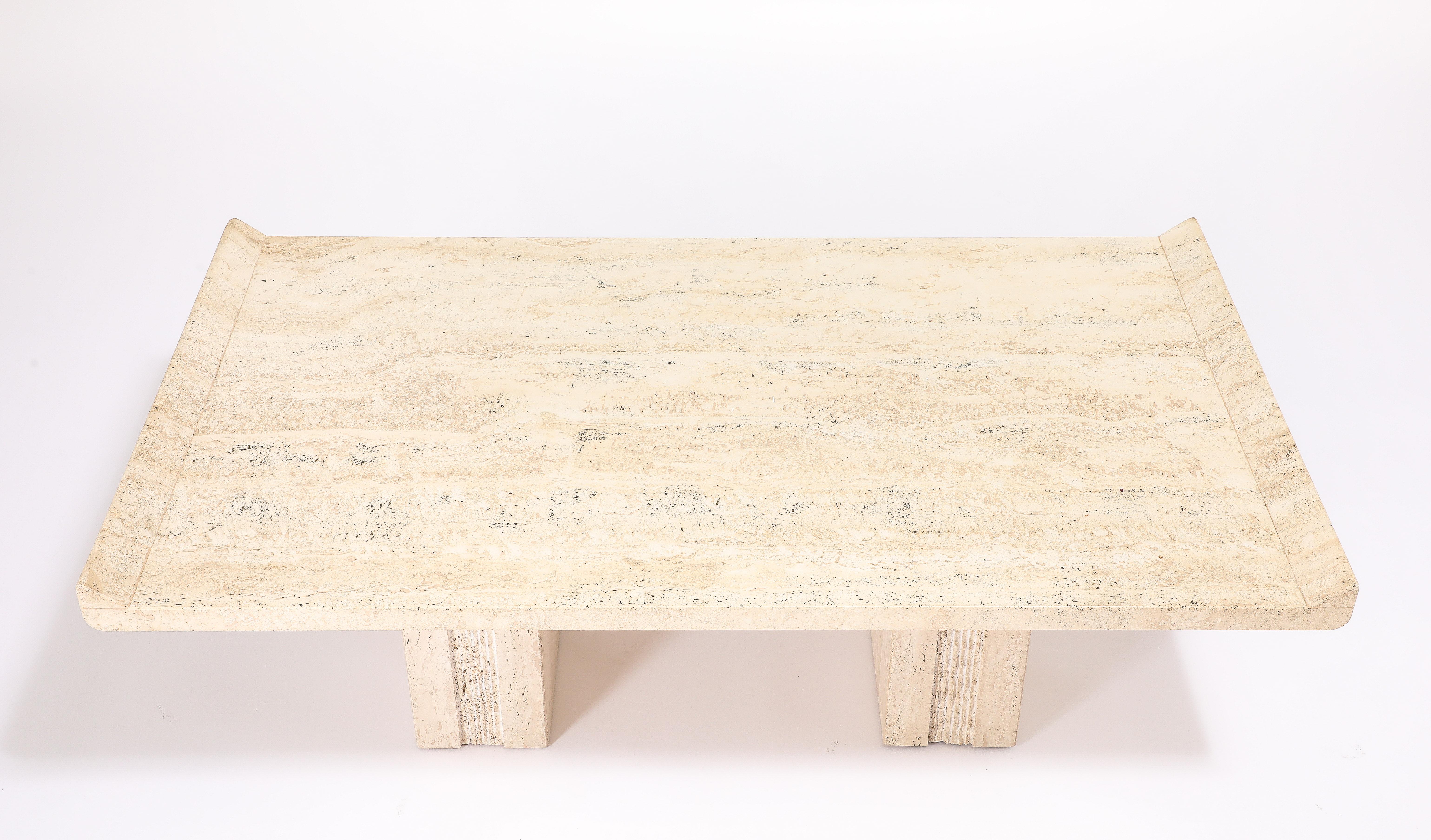 Table basse à double piédestal en travertin, France, années 1980 Bon état - En vente à New York, NY