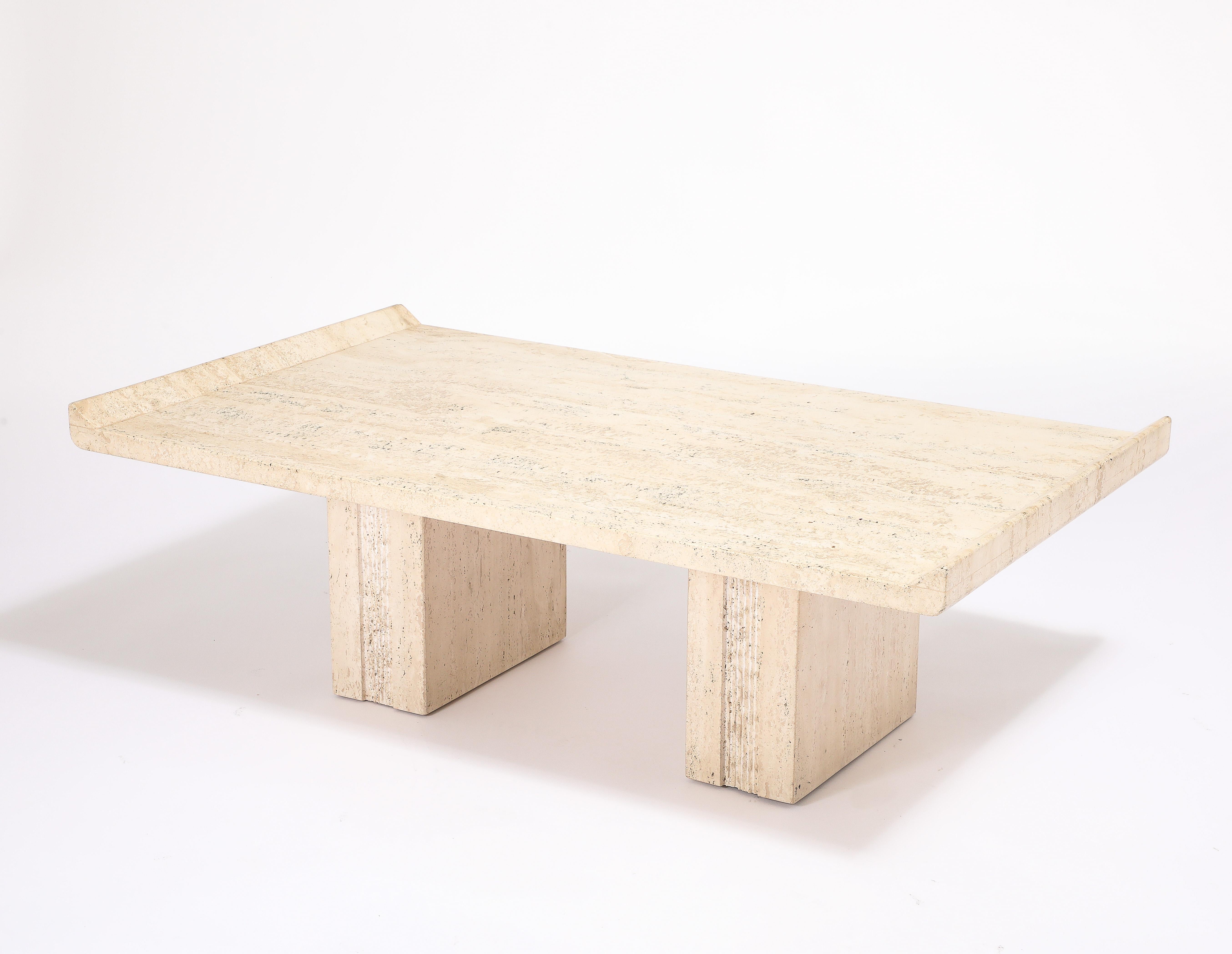 20ième siècle Table basse à double piédestal en travertin, France, années 1980 en vente