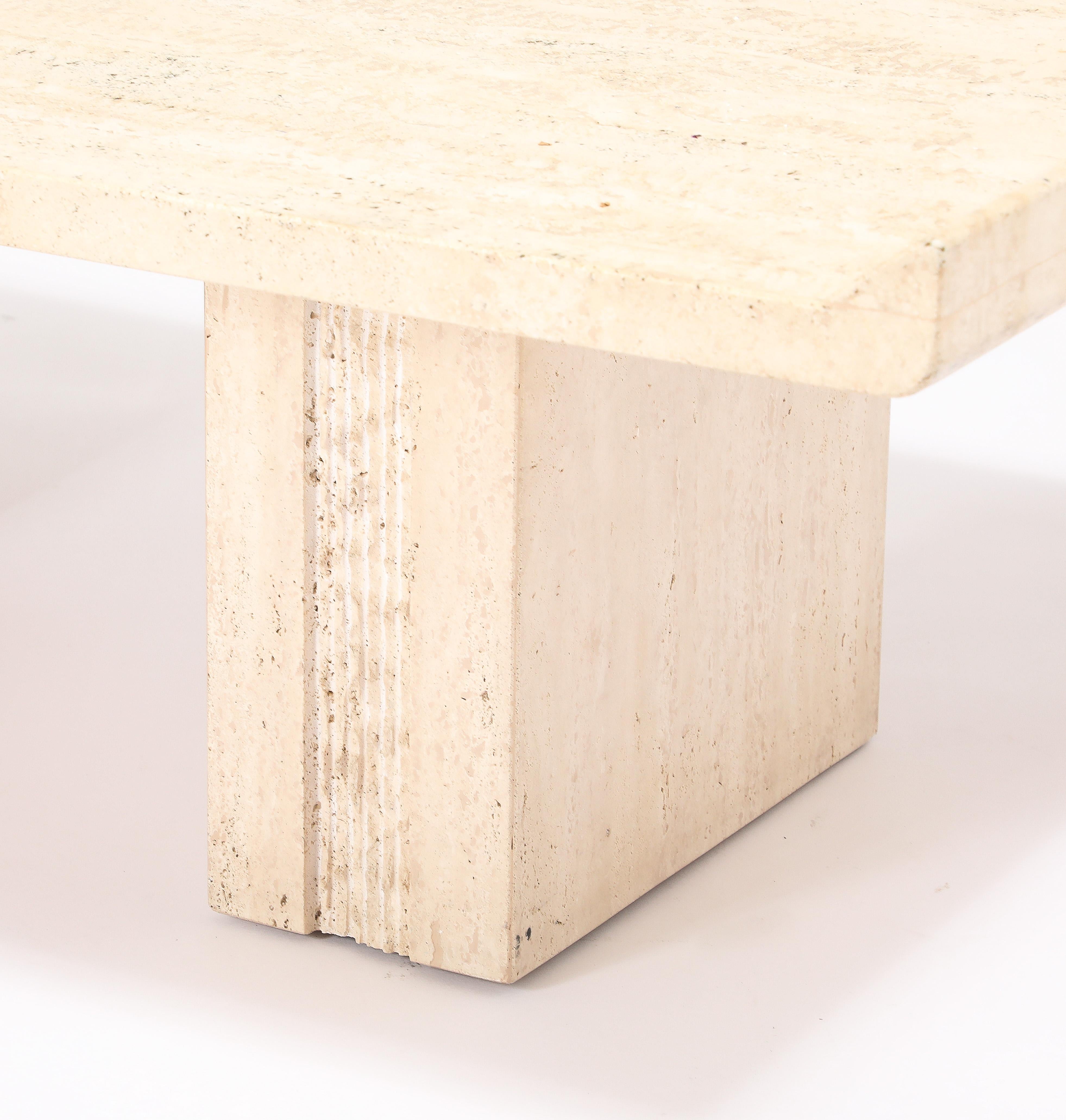 Table basse à double piédestal en travertin, France, années 1980 en vente 1