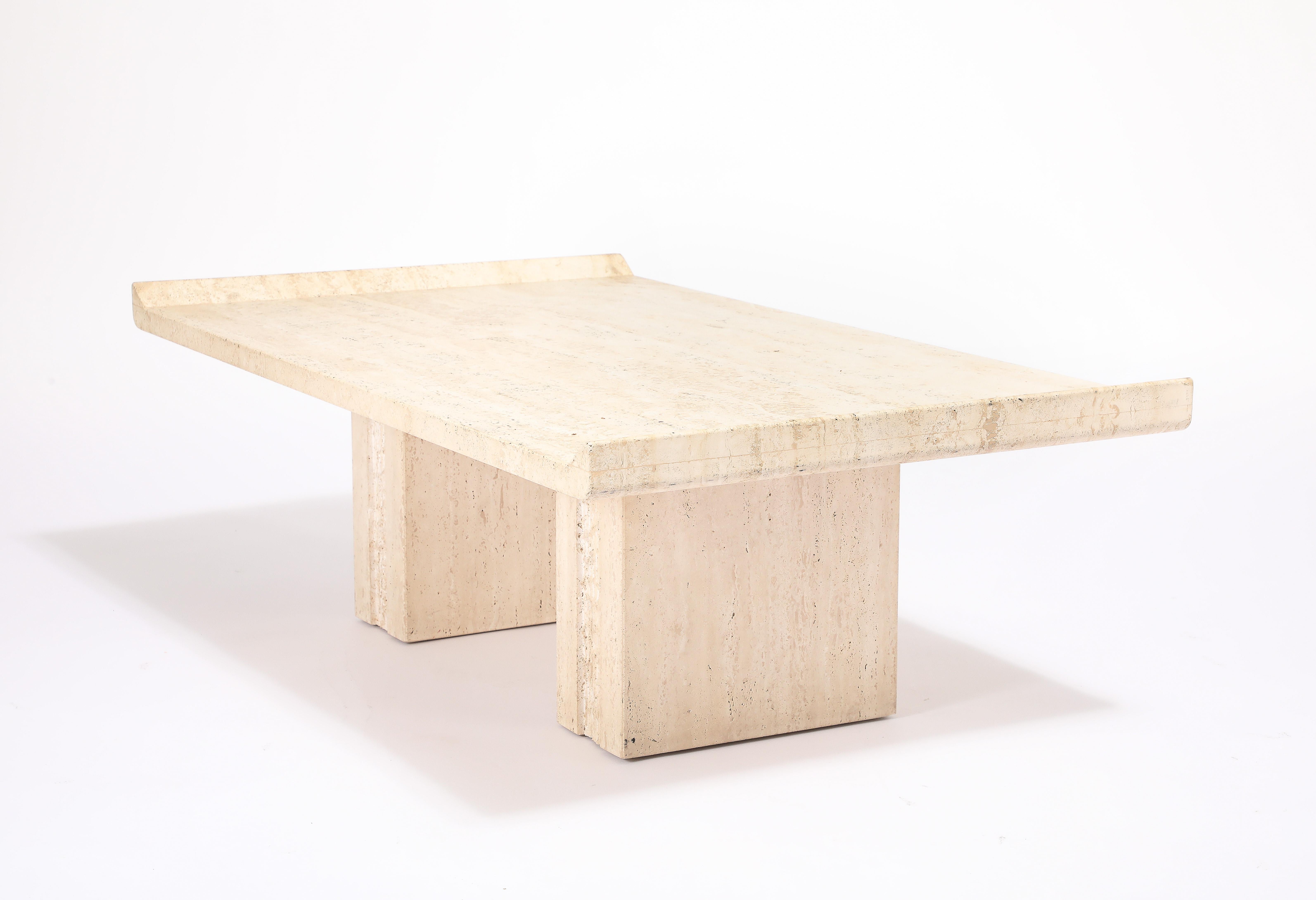 Table basse à double piédestal en travertin, France, années 1980 en vente 2