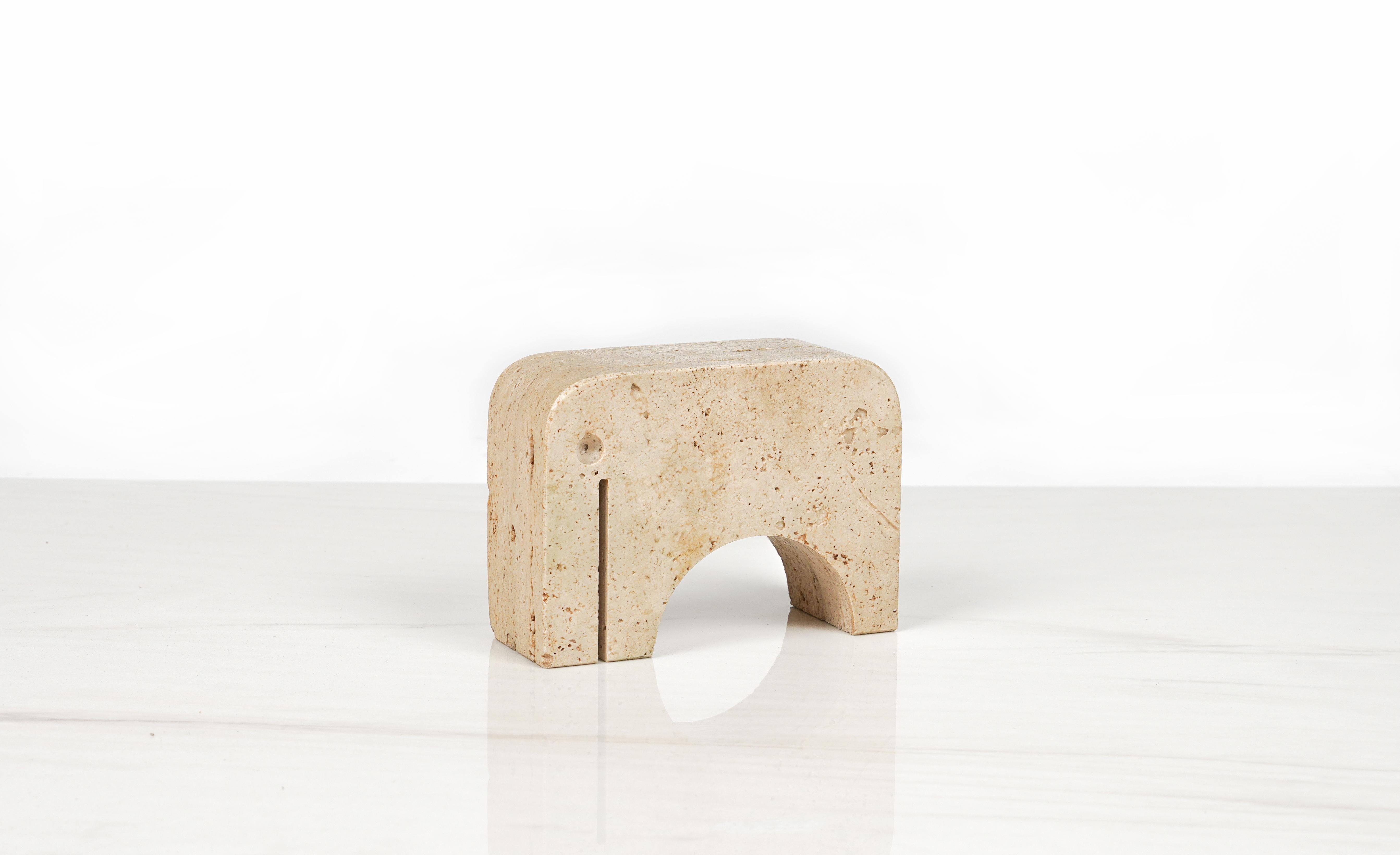Midcentury amazing sculpture / bookend in travertine marble in the shape of elephant by Fratelli Mannelli.

Made in Italy in the 1970s.

Perfect desk object or gift idea.