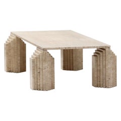 Table basse évocatrice en travertin dans le style de Carlo Scarpa