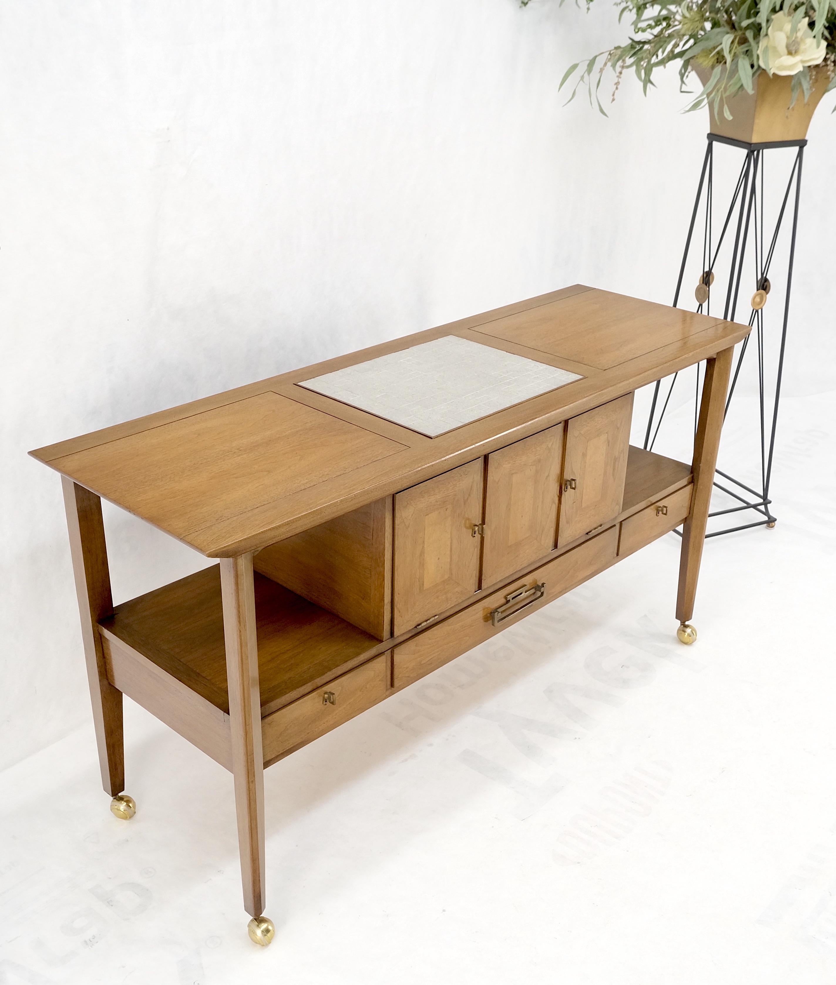 Travertin Flip Top Einsatz Drop Front Tür 3 Schubladen Server Credenza Konsole (Messing) im Angebot