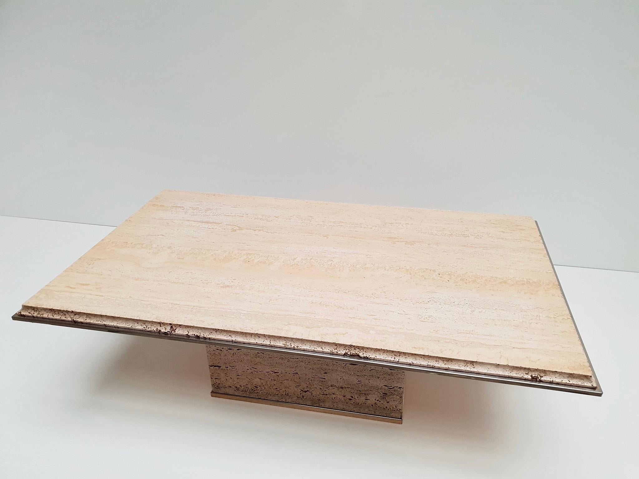 italien Table basse en laiton doré travertin, Italie, années 1970