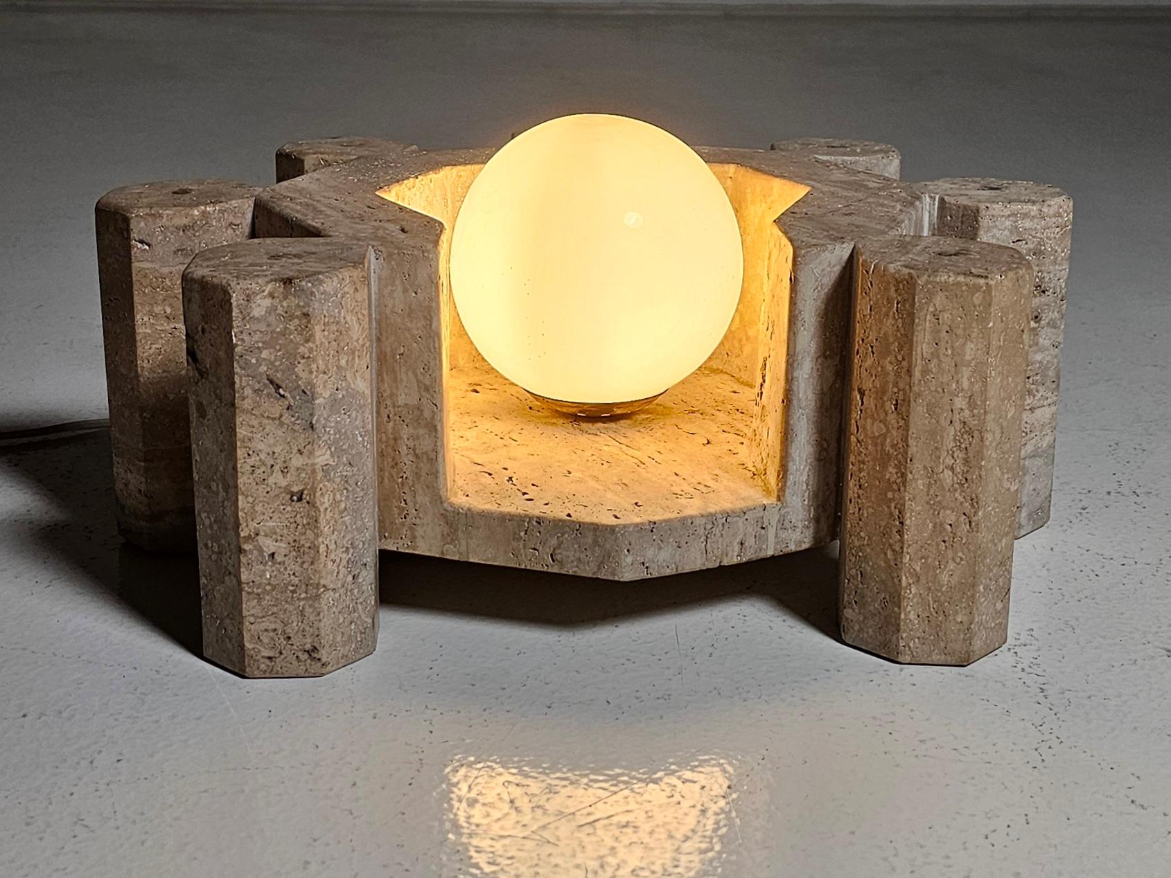 Grande lampe de table sculpturale handmate en travertin avec globe en verre, Italie, années 1970 en vente 3