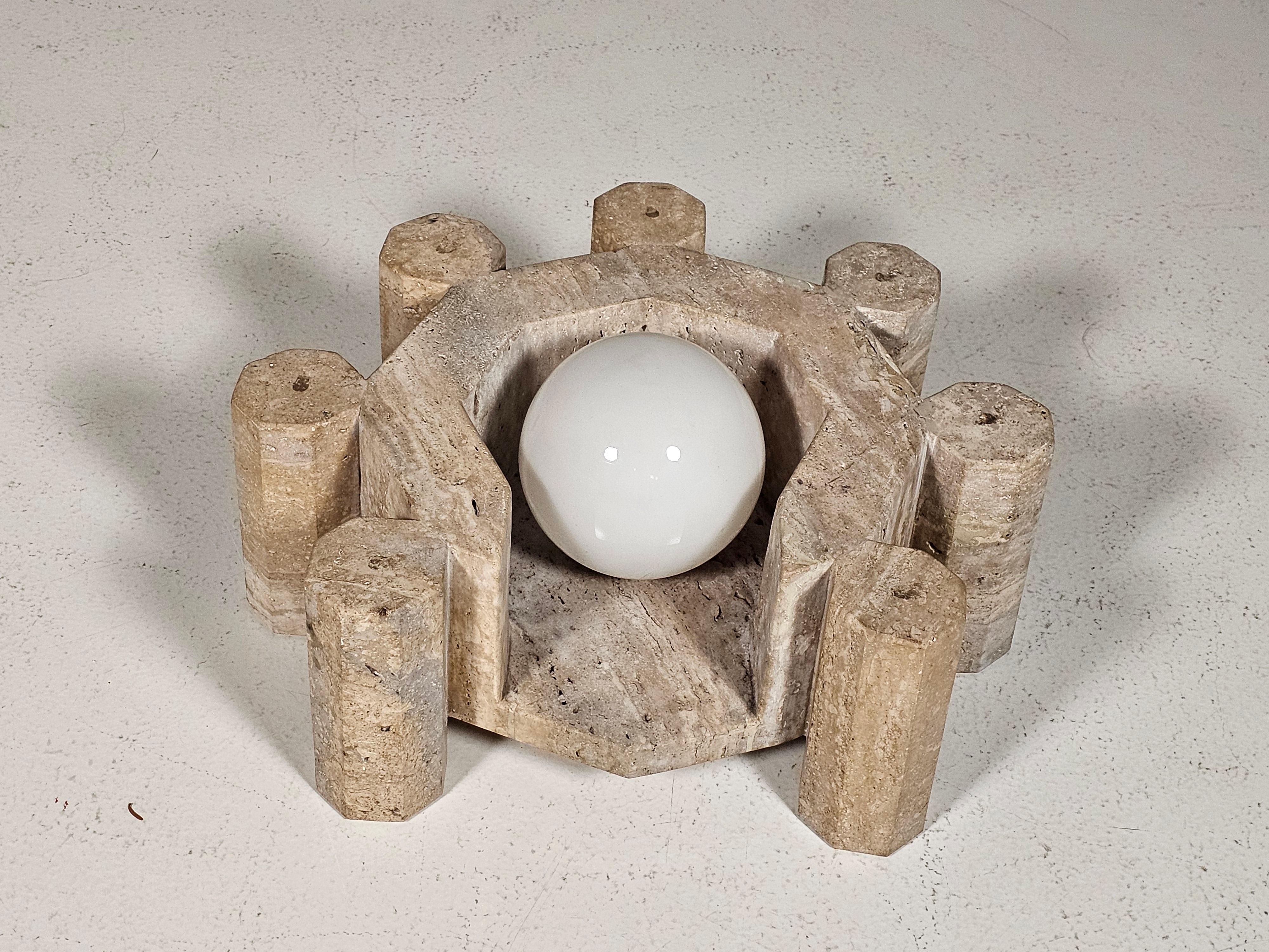 Lampe de table vintage unique en travertin, une pièce unique qui allie une forme sculpturale à une élégance intemporelle. Sculpté à la main dans du travertin naturel, son design géométrique audacieux met en valeur la beauté brute de la pierre. Des