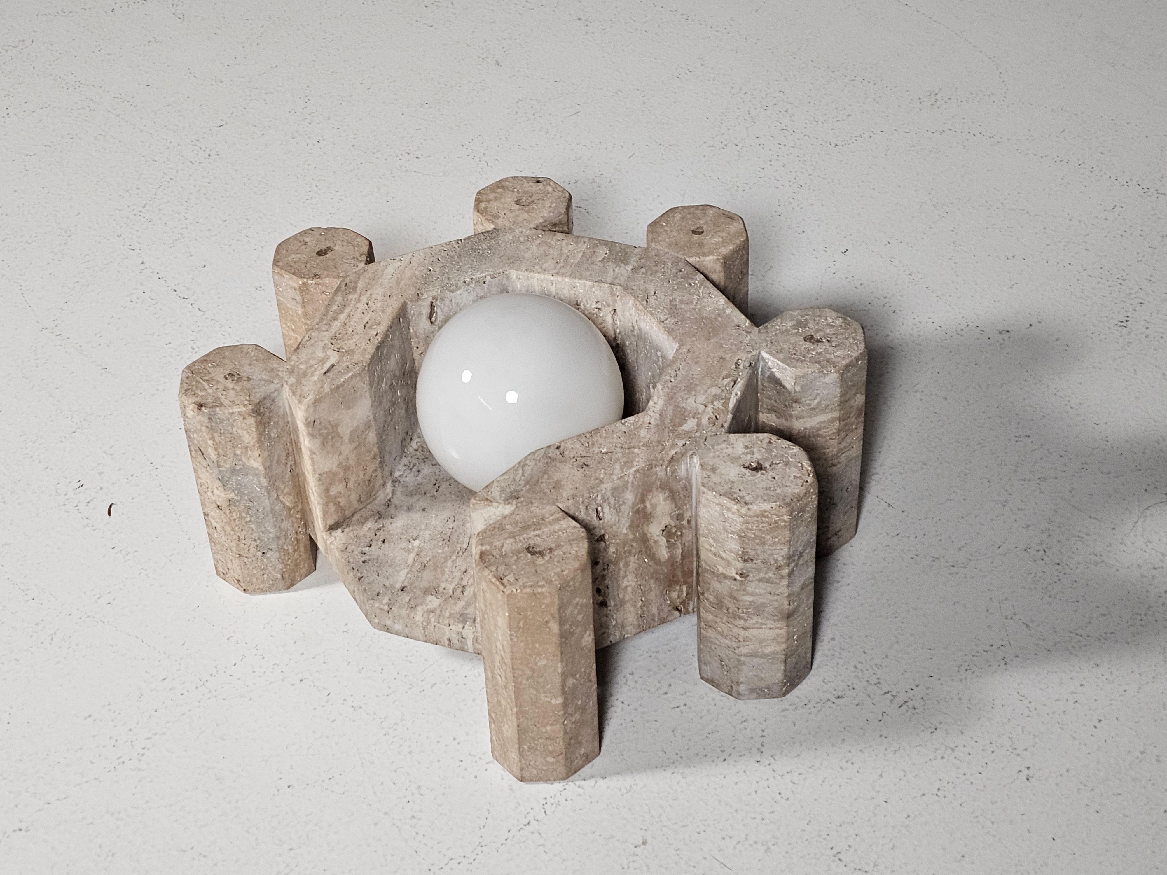 Mid-Century Modern Grande lampe de table sculpturale handmate en travertin avec globe en verre, Italie, années 1970 en vente