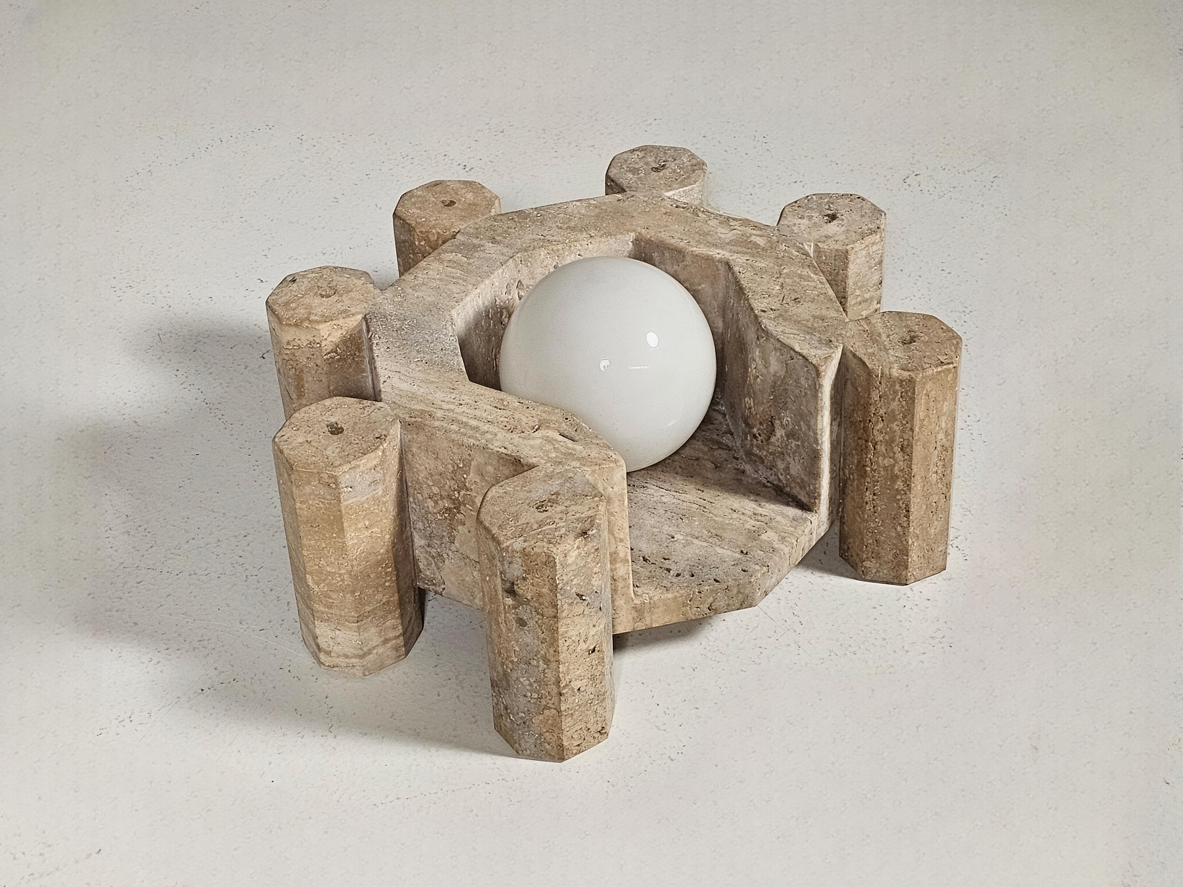 italien Grande lampe de table sculpturale handmate en travertin avec globe en verre, Italie, années 1970 en vente