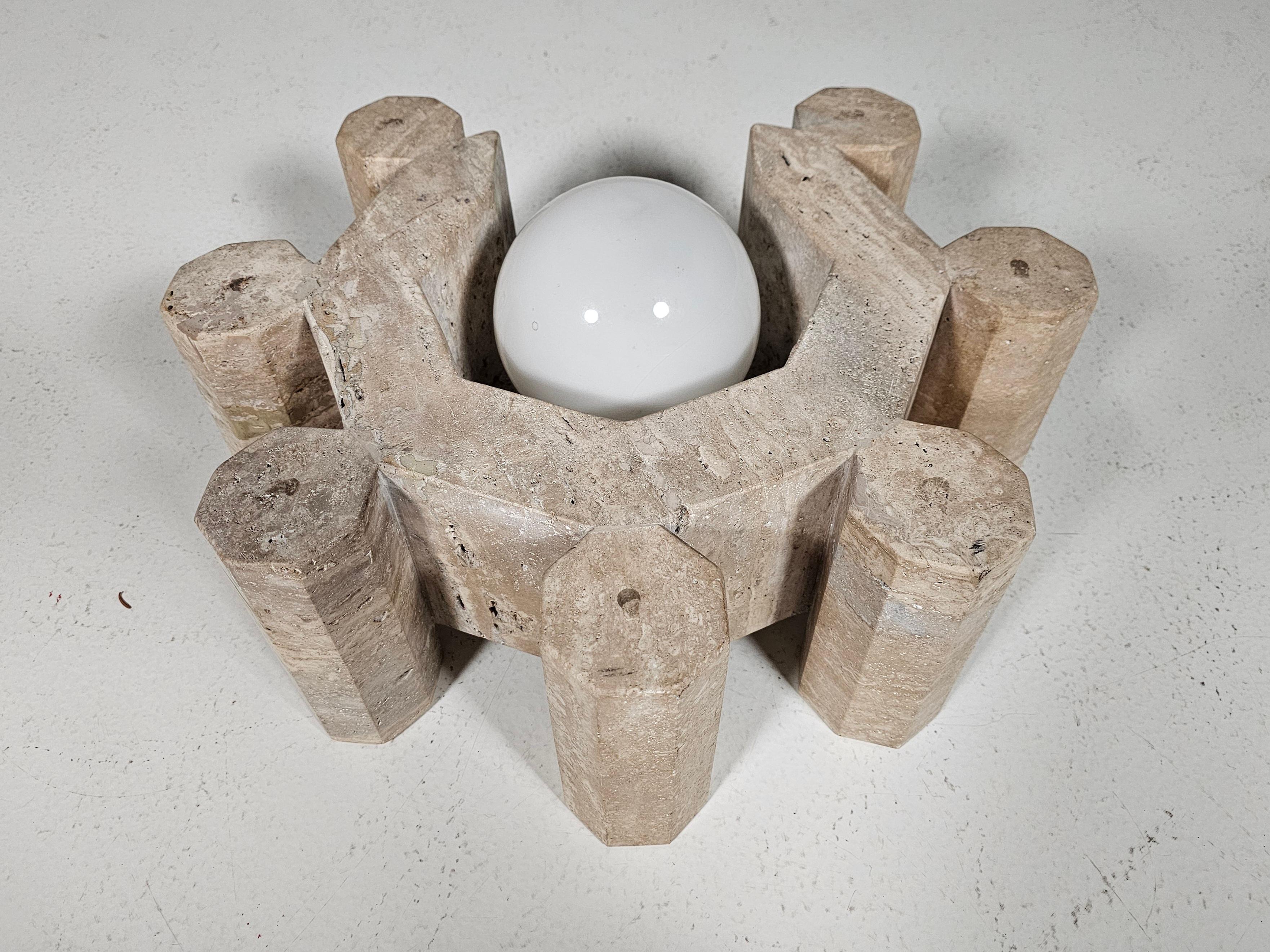 Grande lampe de table sculpturale handmate en travertin avec globe en verre, Italie, années 1970 Bon état - En vente à amstelveen, NL