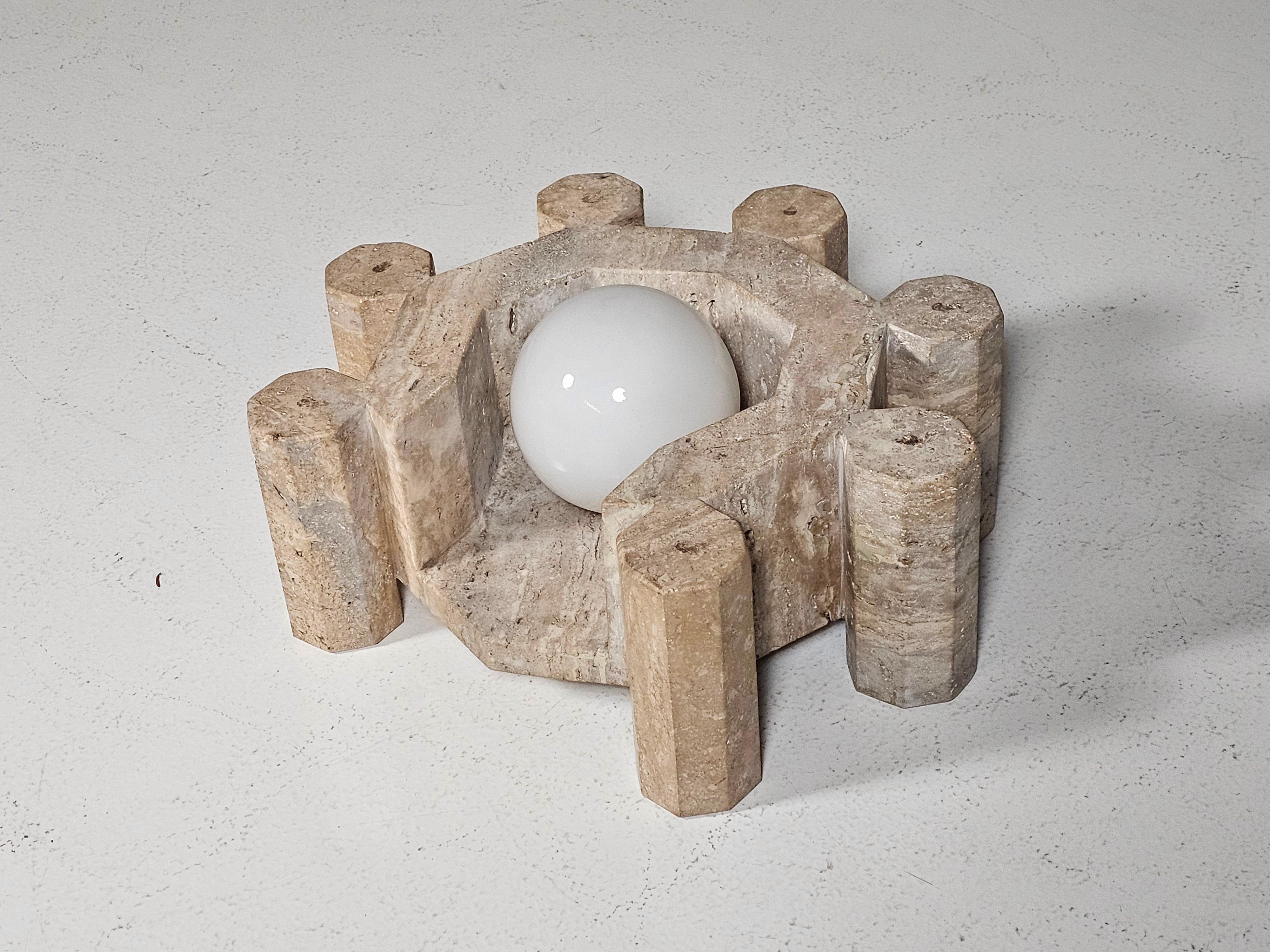 Verre Grande lampe de table sculpturale handmate en travertin avec globe en verre, Italie, années 1970 en vente