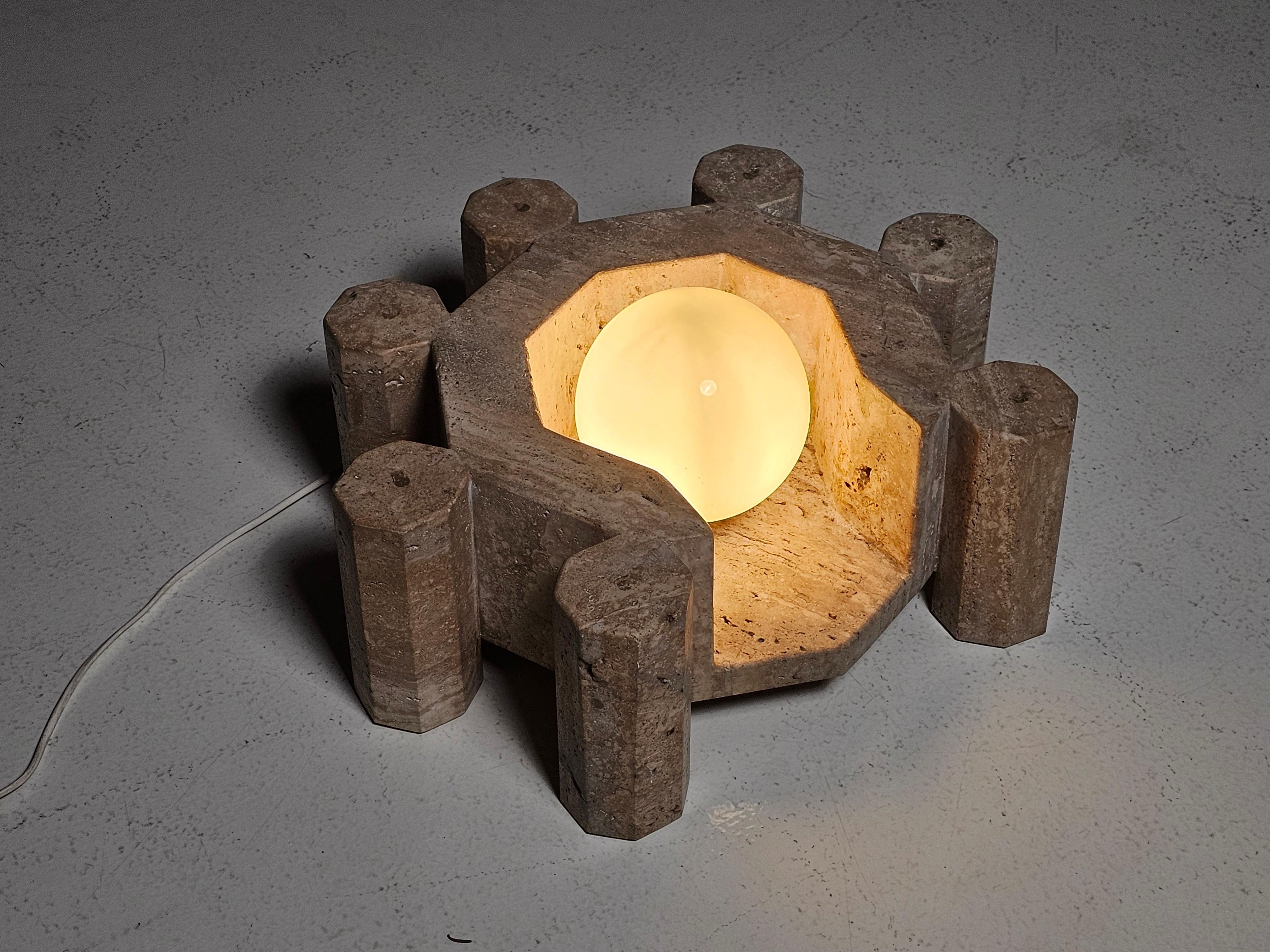 Grande lampe de table sculpturale handmate en travertin avec globe en verre, Italie, années 1970 en vente 1