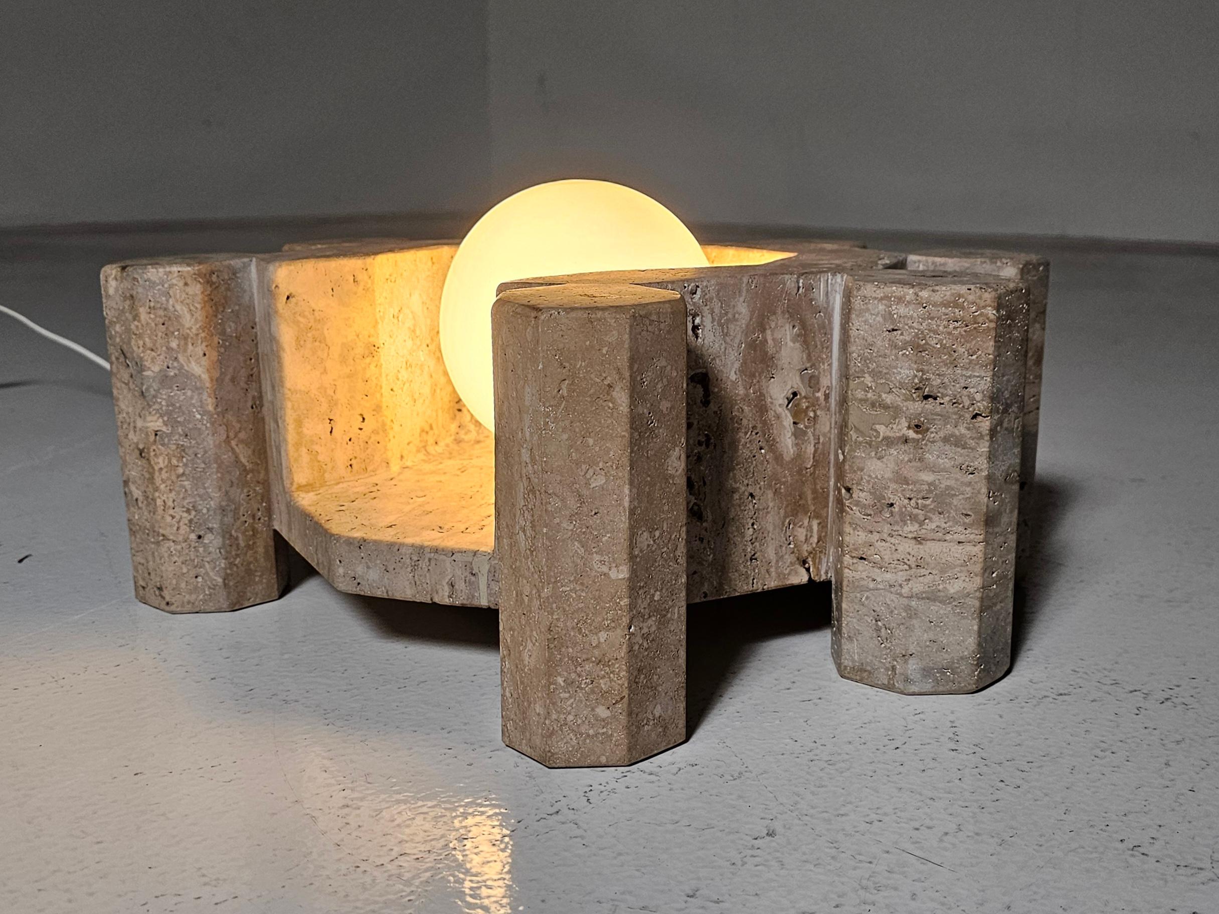 Grande lampe de table sculpturale handmate en travertin avec globe en verre, Italie, années 1970 en vente 2