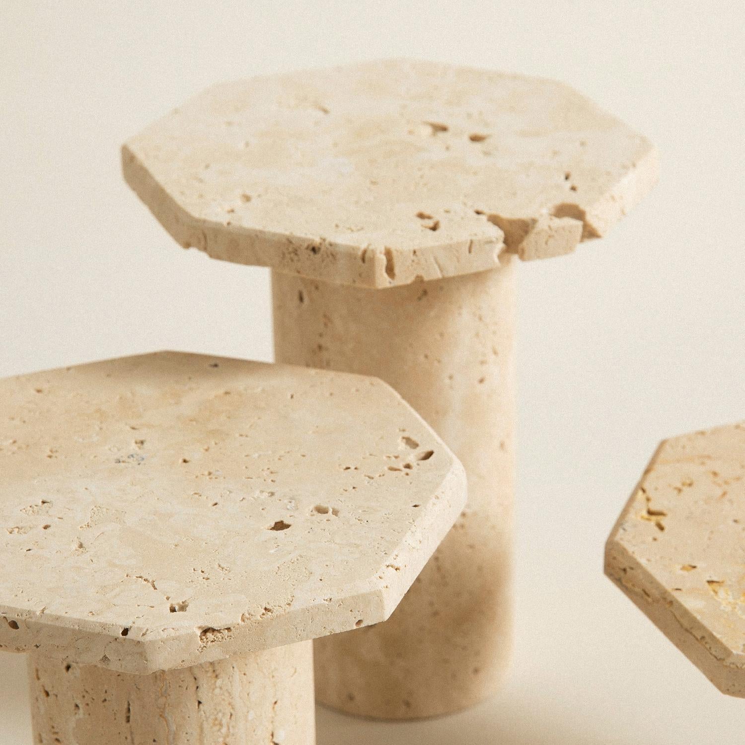 Moderno DISPLAY Set di 3 - Alzata in pietra di travertino per portachiavi, gioielli e candele in vendita