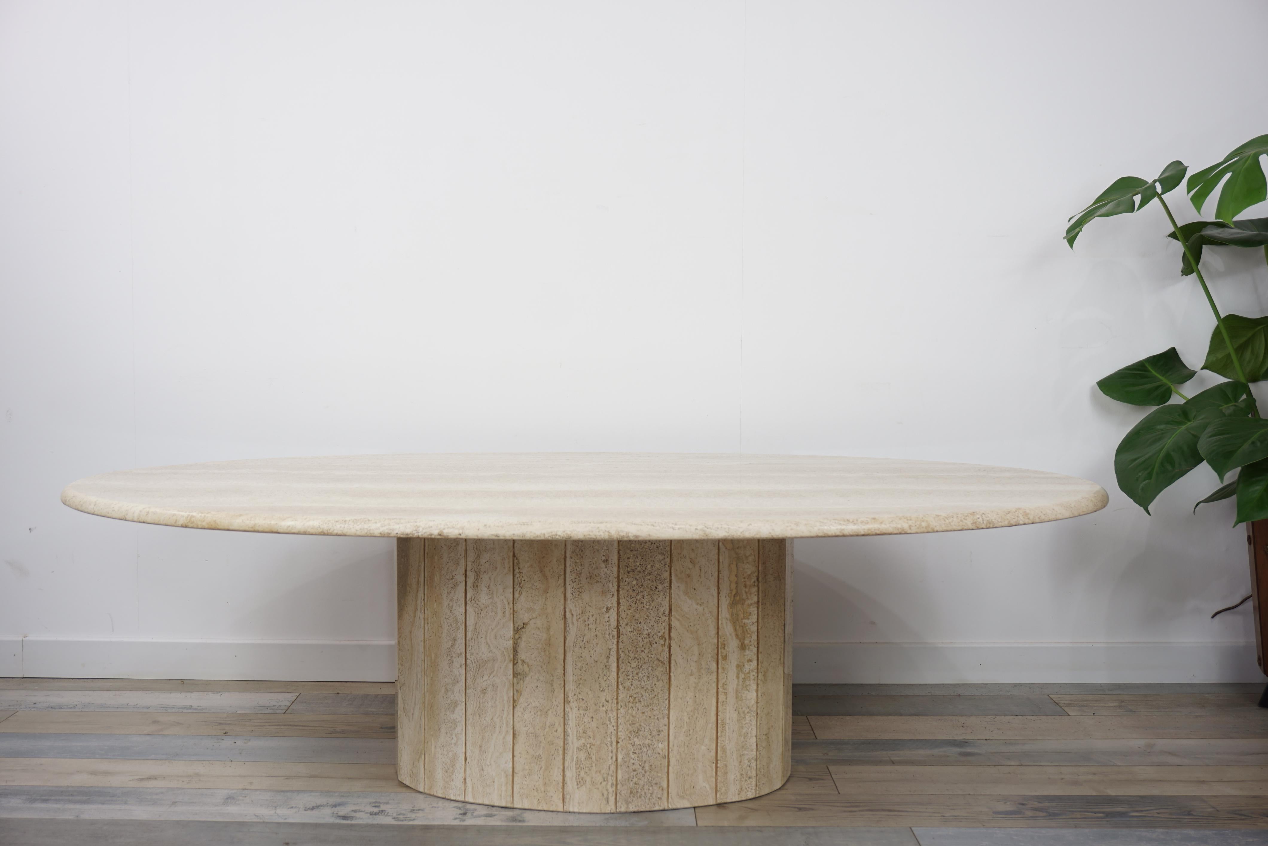 Travertine Italian design oval coffee table and Hollywood Regency style: You will be seduced by the charm, the elegance and the presence of this coffee table all in travertine. An important egg-shaped and elliptical glossy travertine removal tray (