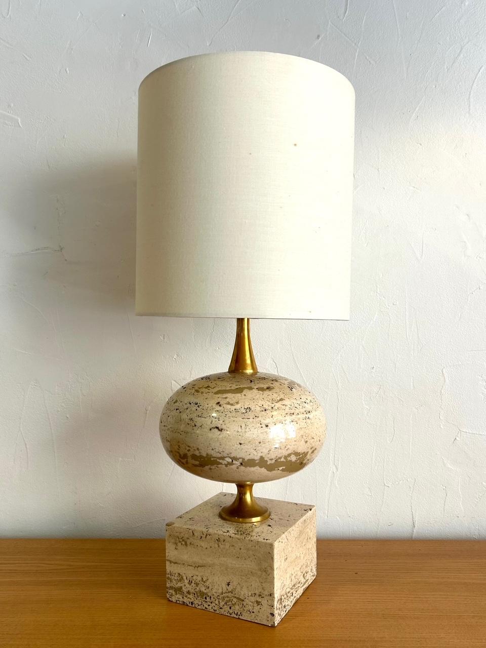 Rare et luxueuse lampe de table ou de bureau du designer Philippe Barbier pour la Maison Barbier, datant des années 70.
Il se compose de deux parties en travertin, le reste de la structure étant en laiton doré.
Hauteur de la prise : 44cm
Diamètre :