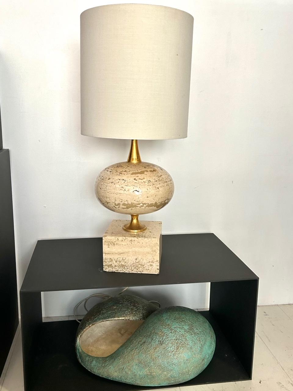 Milieu du XXe siècle Lampe en travertin et laiton doré conçue par Philippe Barbier France 1960-1970 en vente