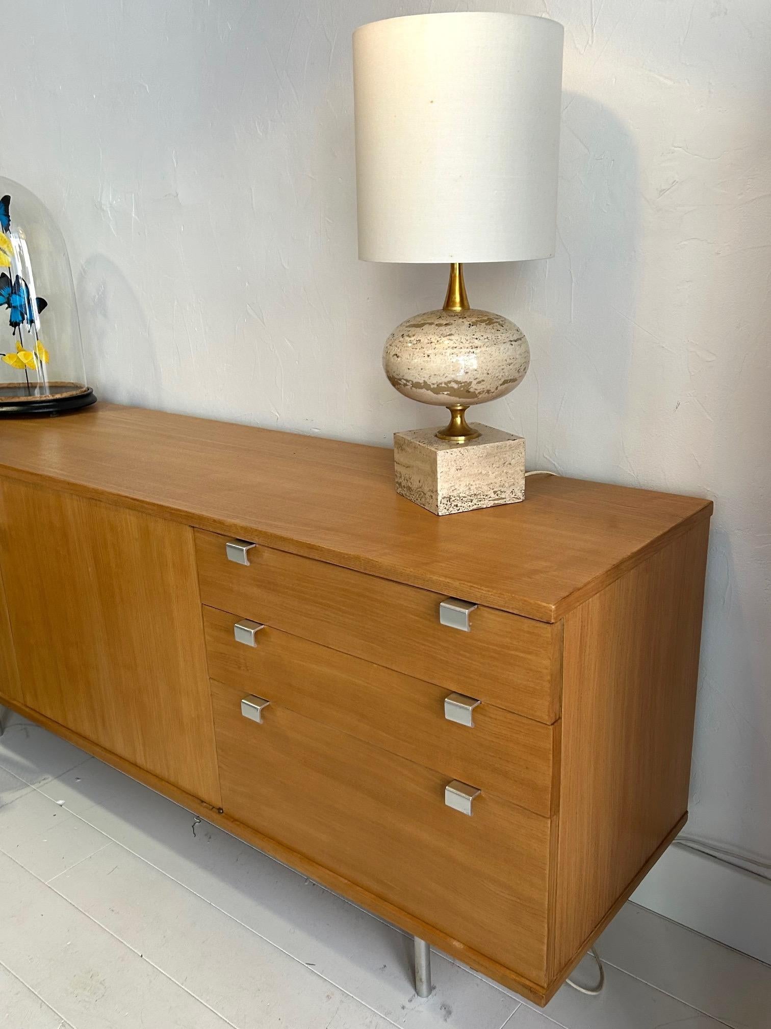 Lampe en travertin et laiton doré conçue par Philippe Barbier France 1960-1970 en vente 2