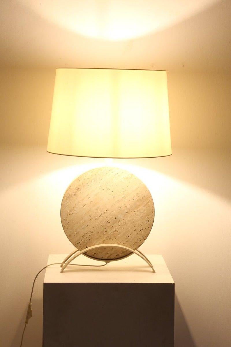 Sculptural Italian travertine table lamp. 

Tall pleasing form with super clean lines.

Re-wired for UK use.