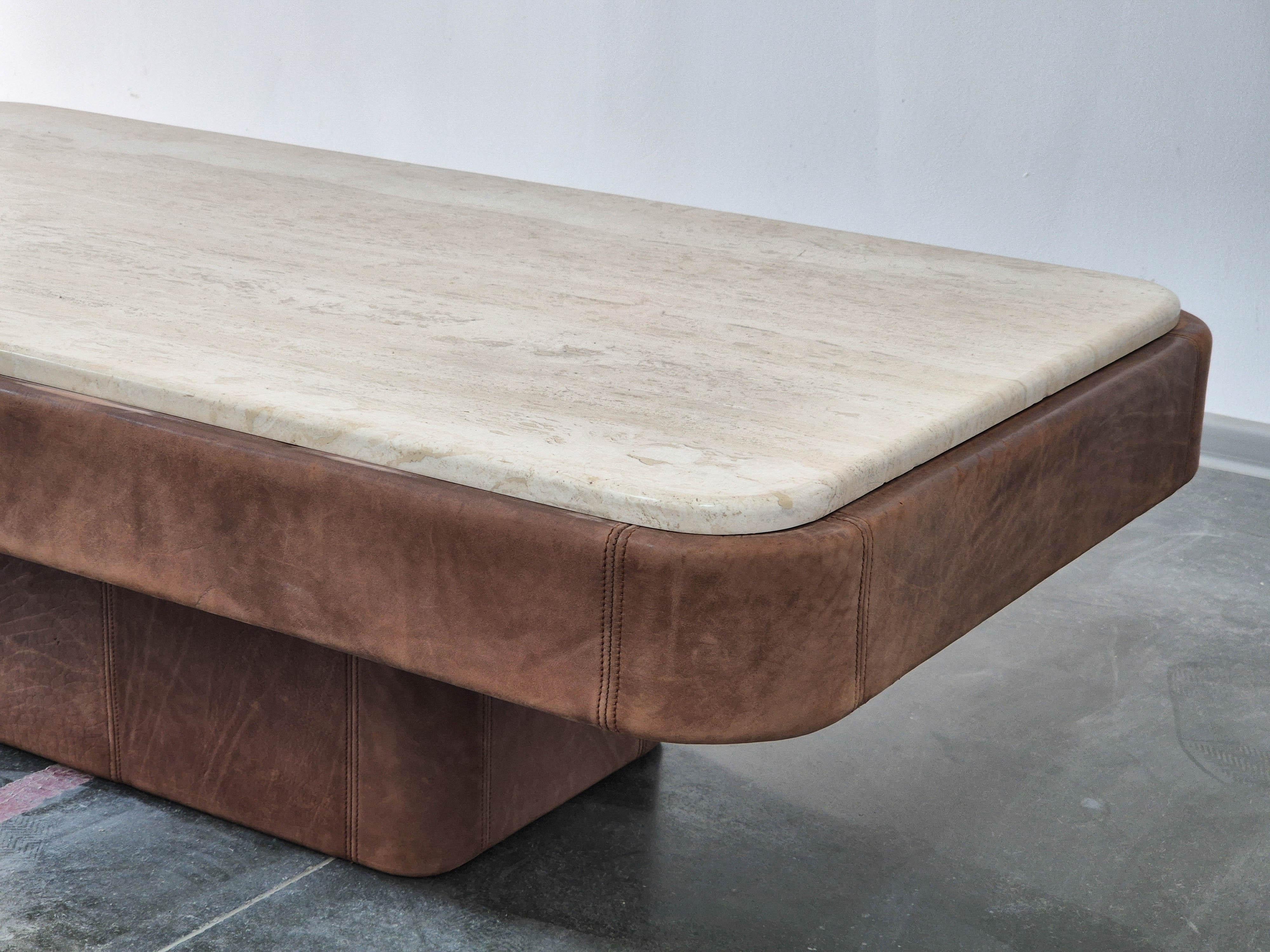 Travertine & Leather Coffee Table De sede, 1980s In Good Condition In Radomsko, Województwo łódzkie