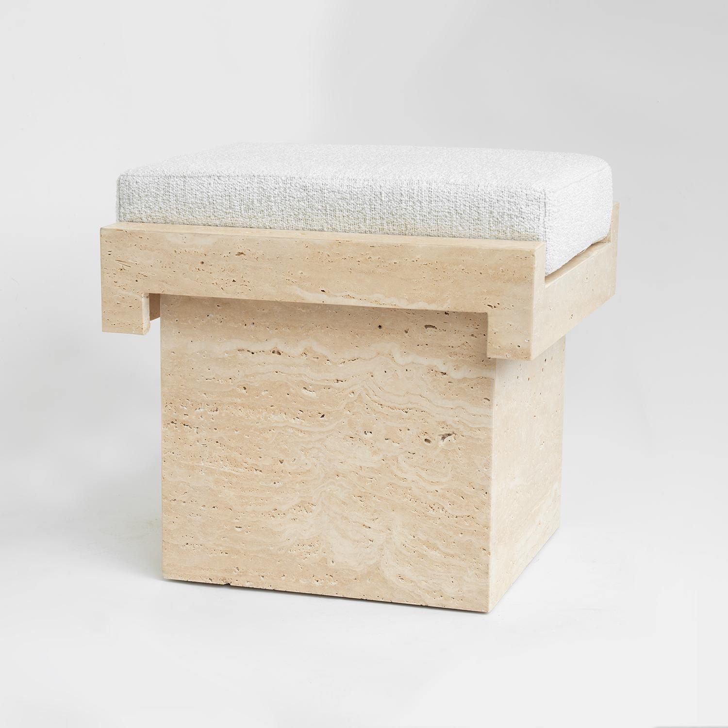 Lo sgabello Lego Travertine combina una geometria giocosa con materiali di lusso per un pezzo sorprendente che è sia funzionale che artistico. Ispirandosi alle forme iconiche di Lego e alle linee pulite del design moderno, questo sgabello si