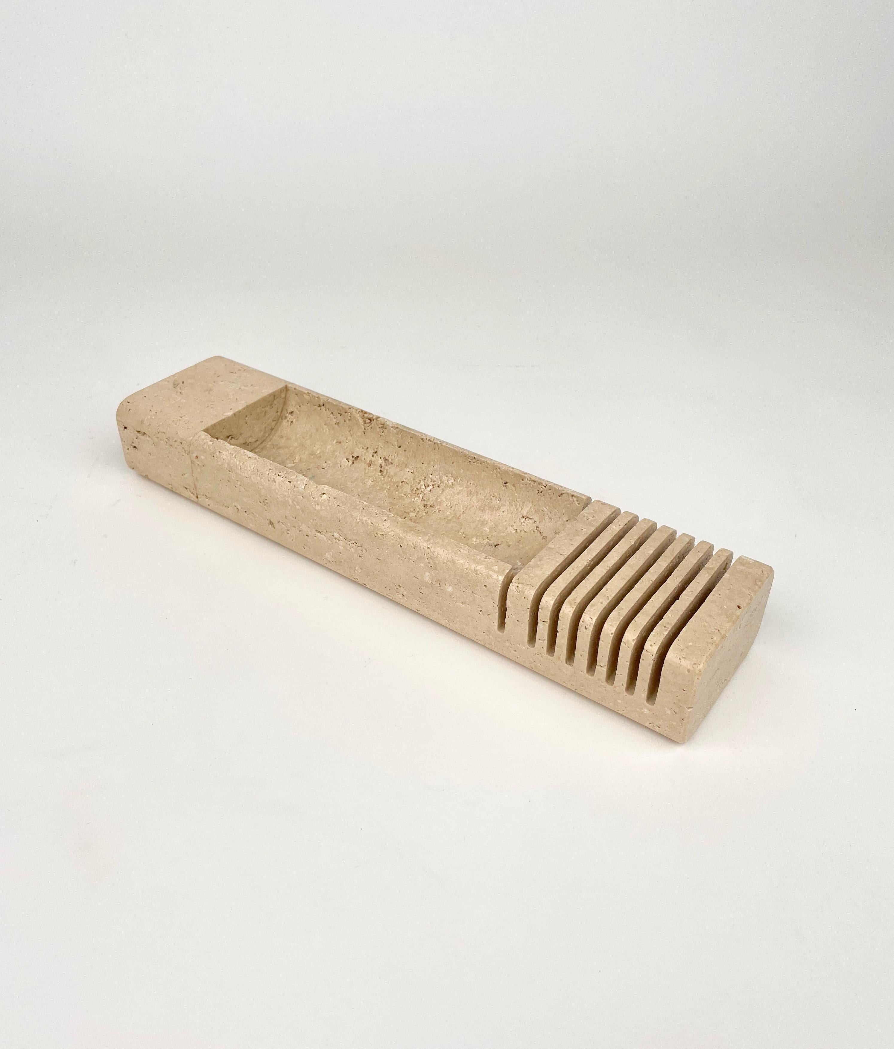 Letter and pen holder in travertine marble, the perfect desk accessory, in the style of Fratelli Mannelli. 

Made in Italy in the 1970s.
