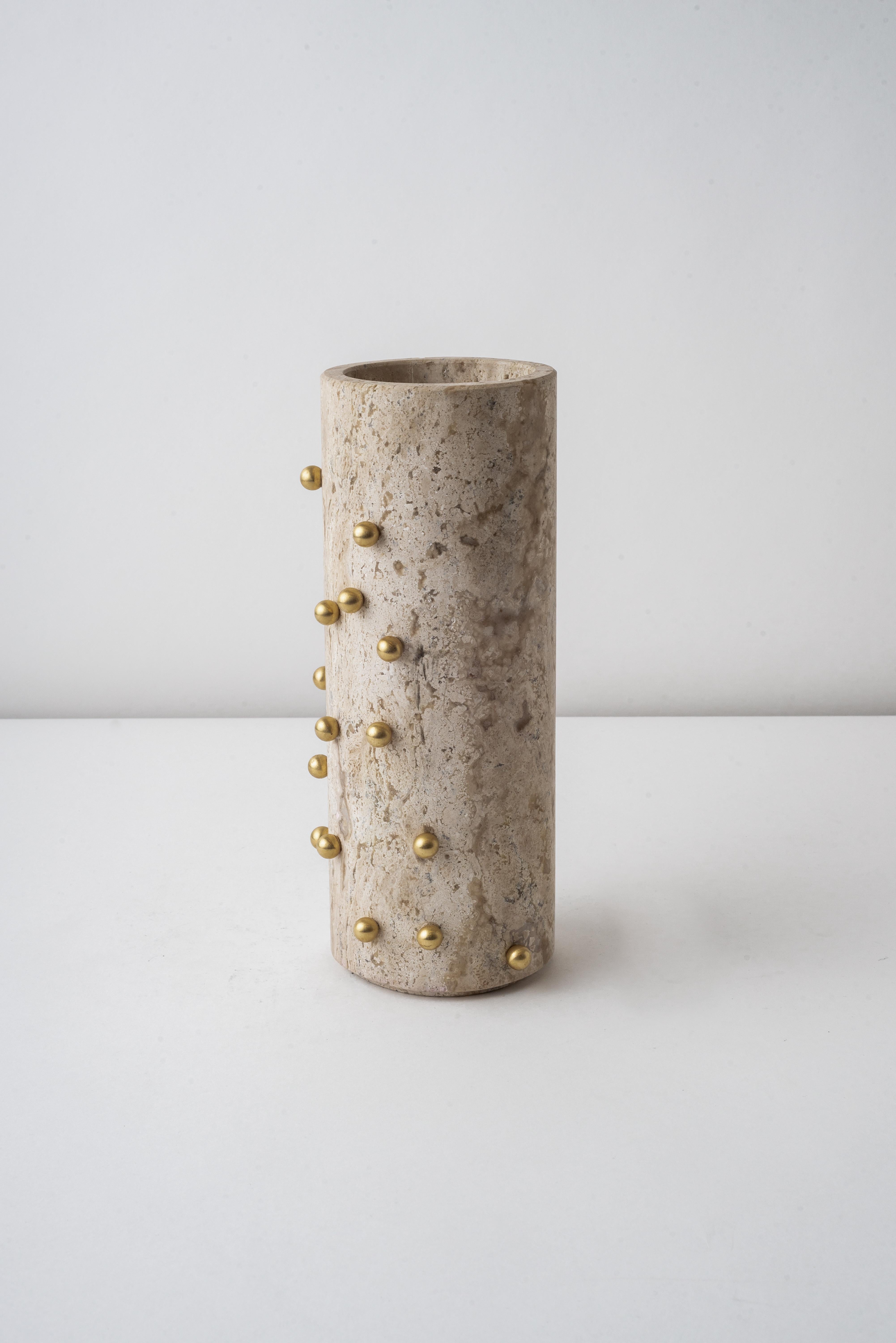 Sculpté Grand vase en marbre travertin et laiton Confetti