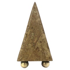 Objet décoratif pyramidal en marbre travertin et laiton, vers 1970