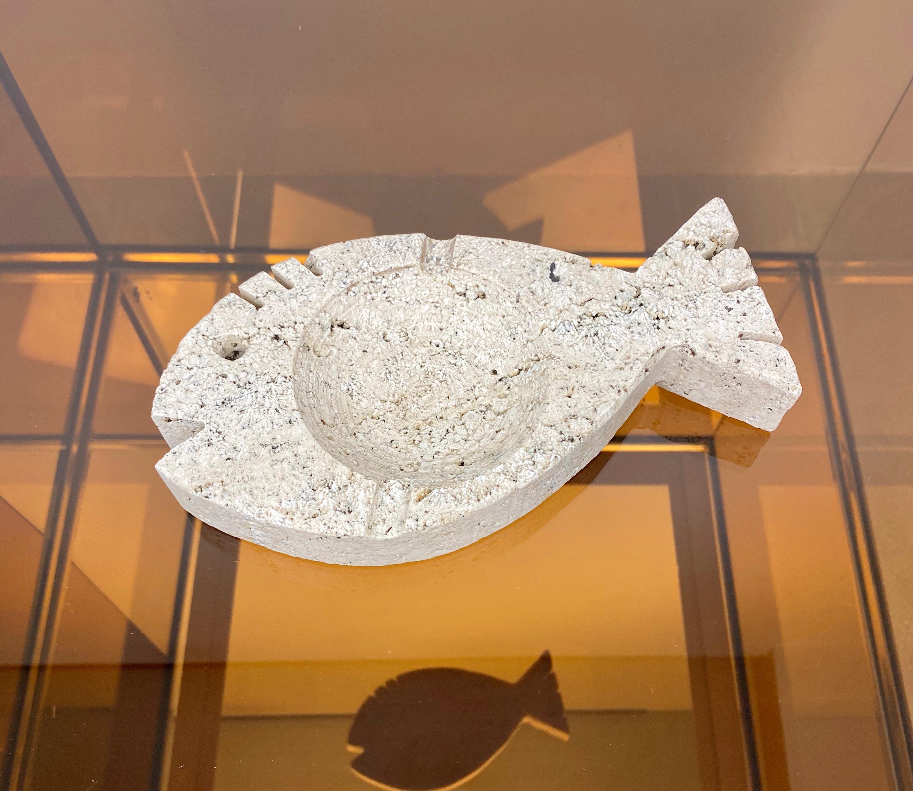 Ashtray centerpiece in travertine marble in the shape of a fish in the style of the Italian designers Fratelli Mannelli, 1970s.