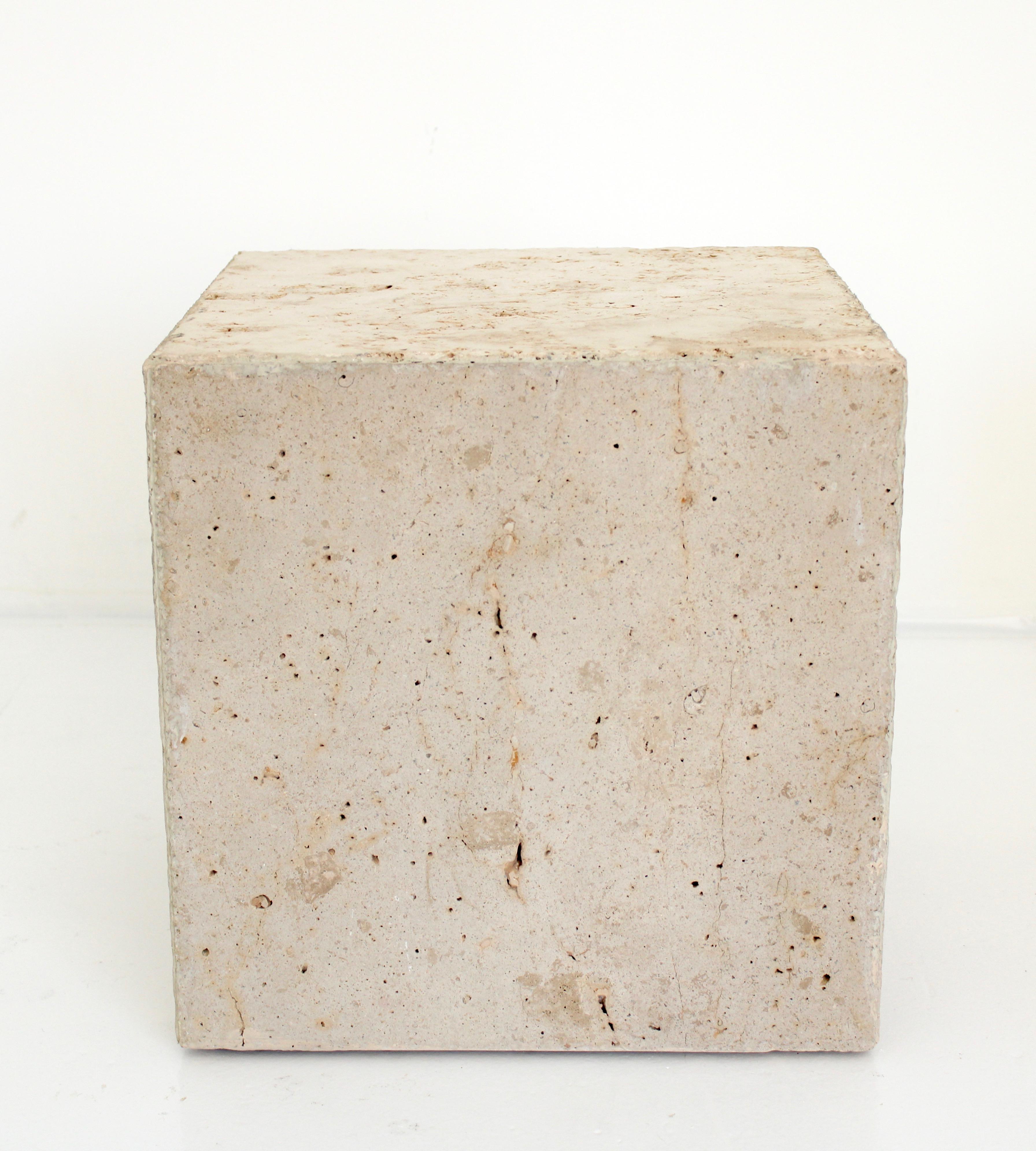 Américain Table d'appoint ou pavillon de design en forme de cube en marbre travertin  en vente