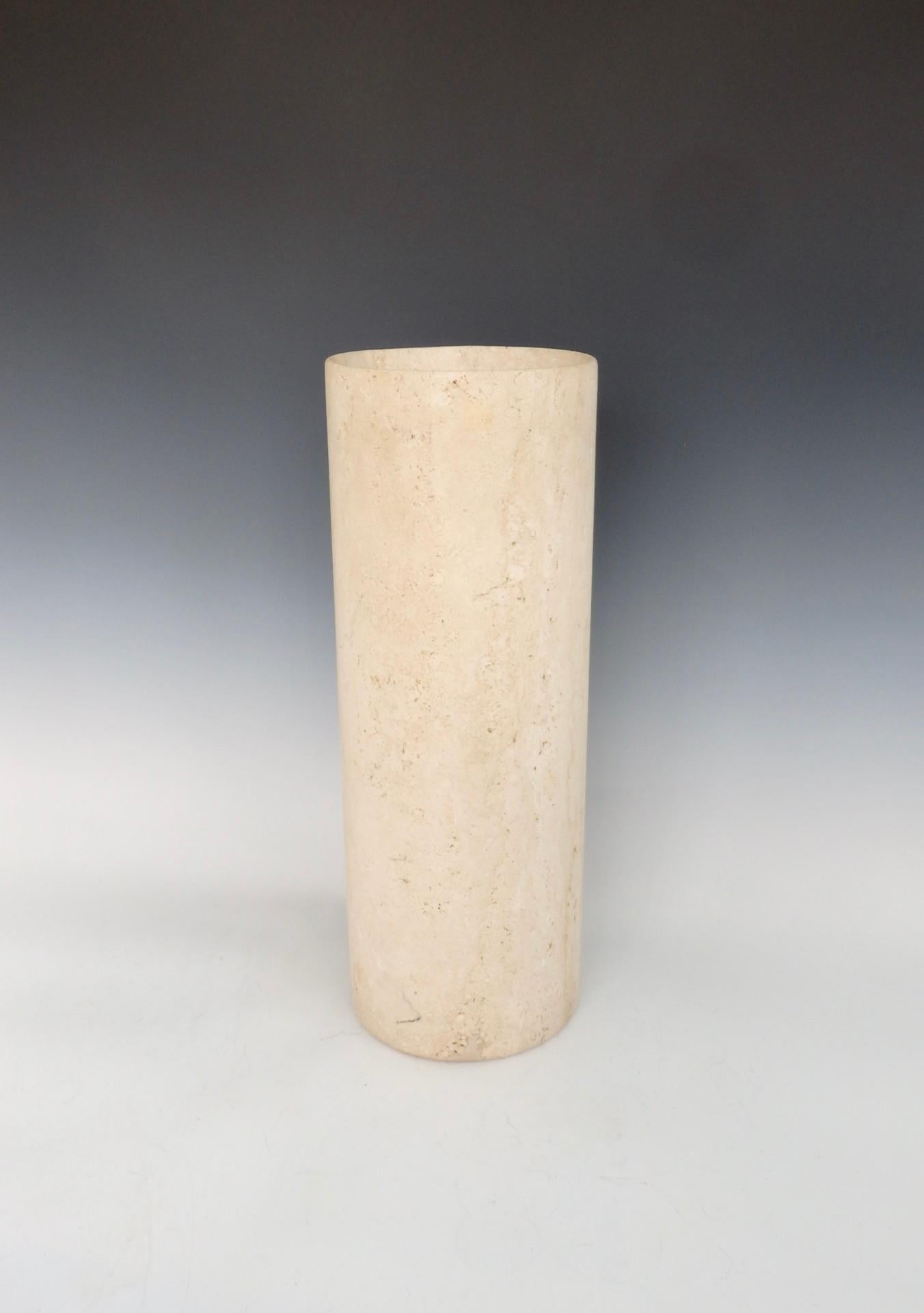Zylinder-Bodenvase oder Pflanzgefäß aus Travertinmarmor (Moderne der Mitte des Jahrhunderts) im Angebot